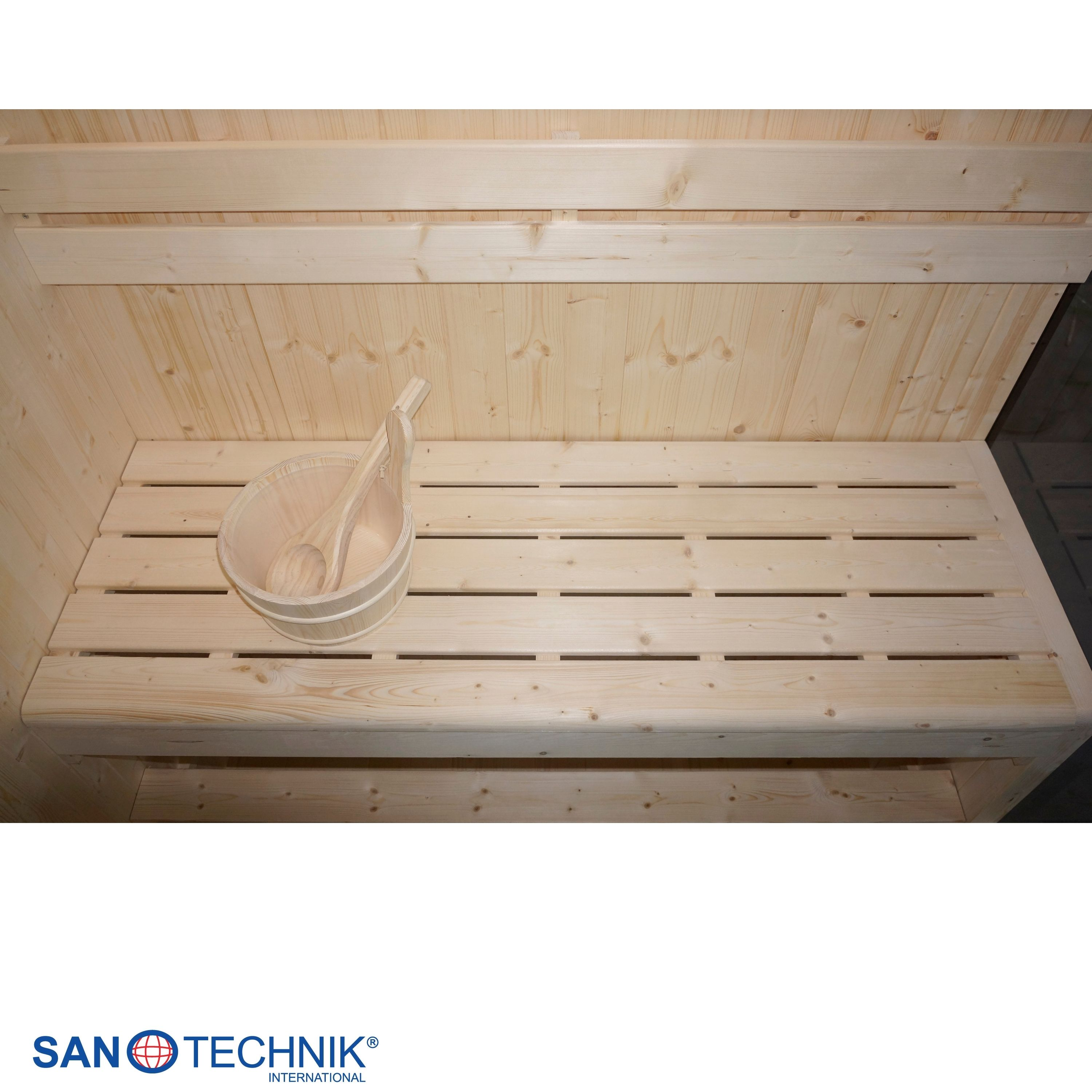 Holzeimer und Schöpfkelle auf einer Holzbank in einer Sauna.