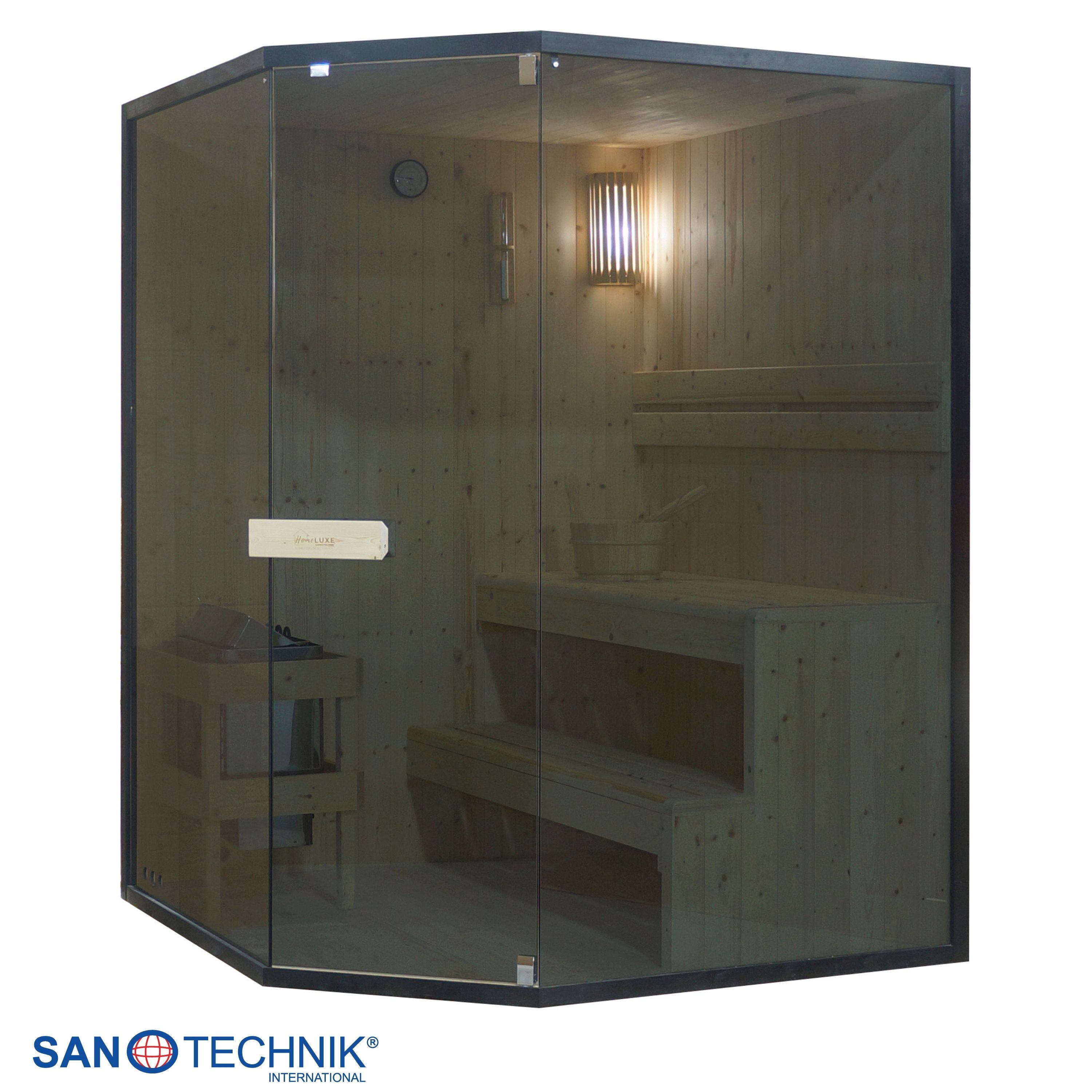 Eine Eck-Sauna aus Holz mit Glasfronten, Sitzbänken und einer Lampe.