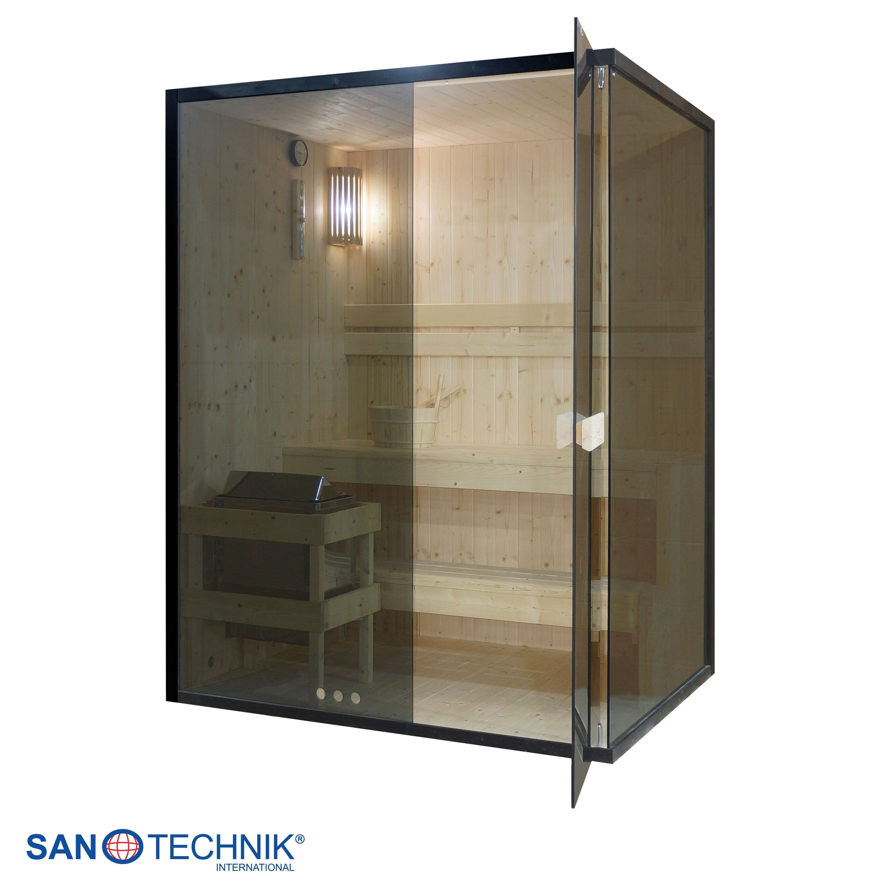 Ein Holzdampfbad mit Glasfront, Bänken, Ofen und Eimer.