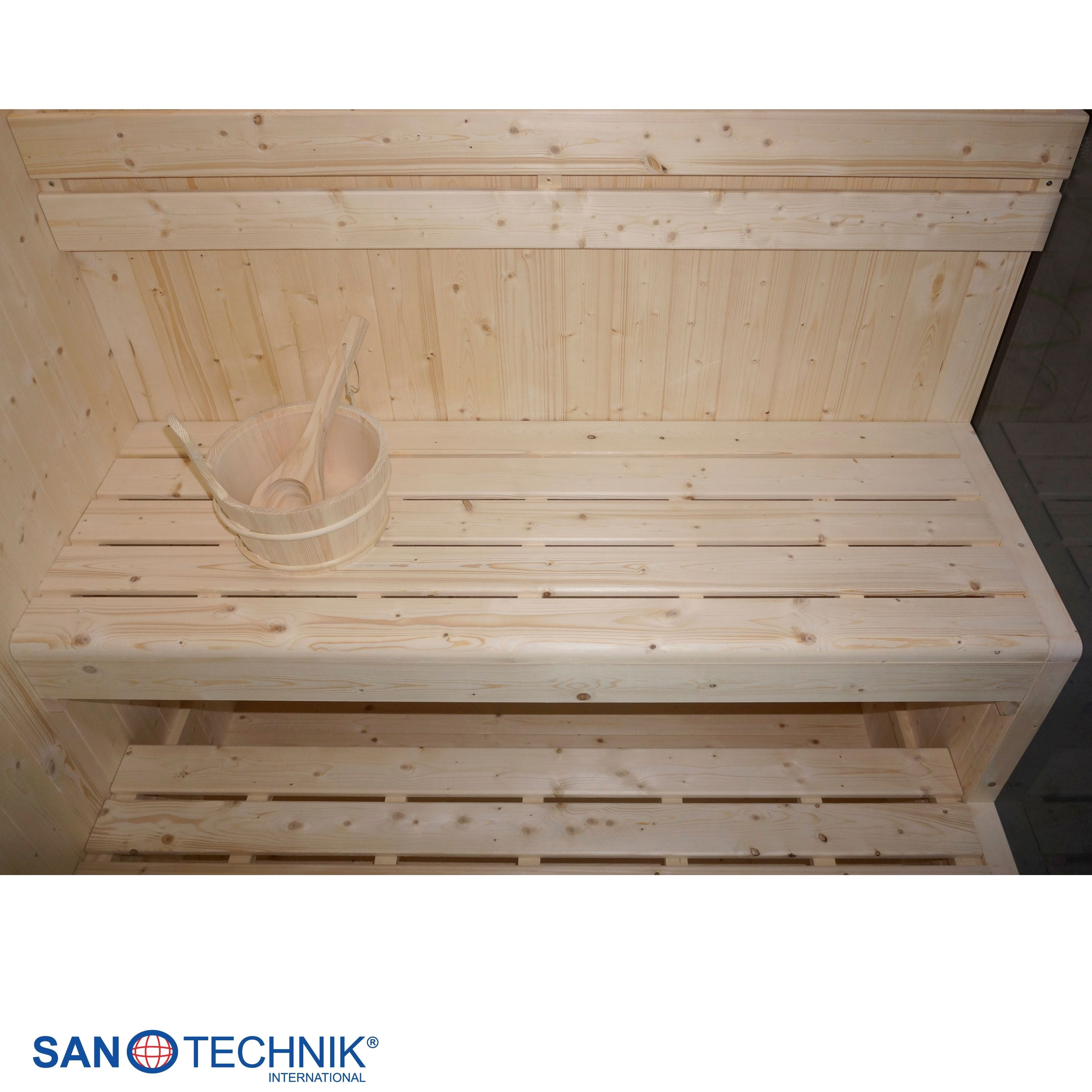Holzsauna mit zwei Sitzreihen und Holzeimer mit Schöpfkelle.