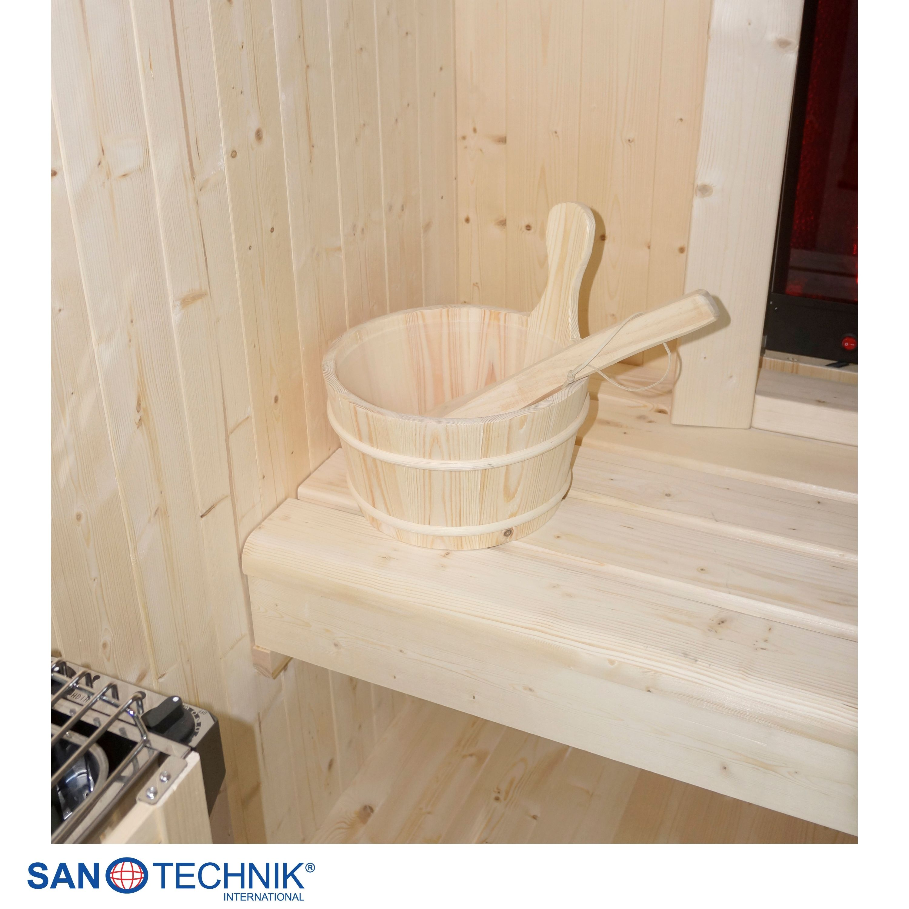 Holzeimer mit Schöpfkelle auf einer Holzbank in einer Sauna.