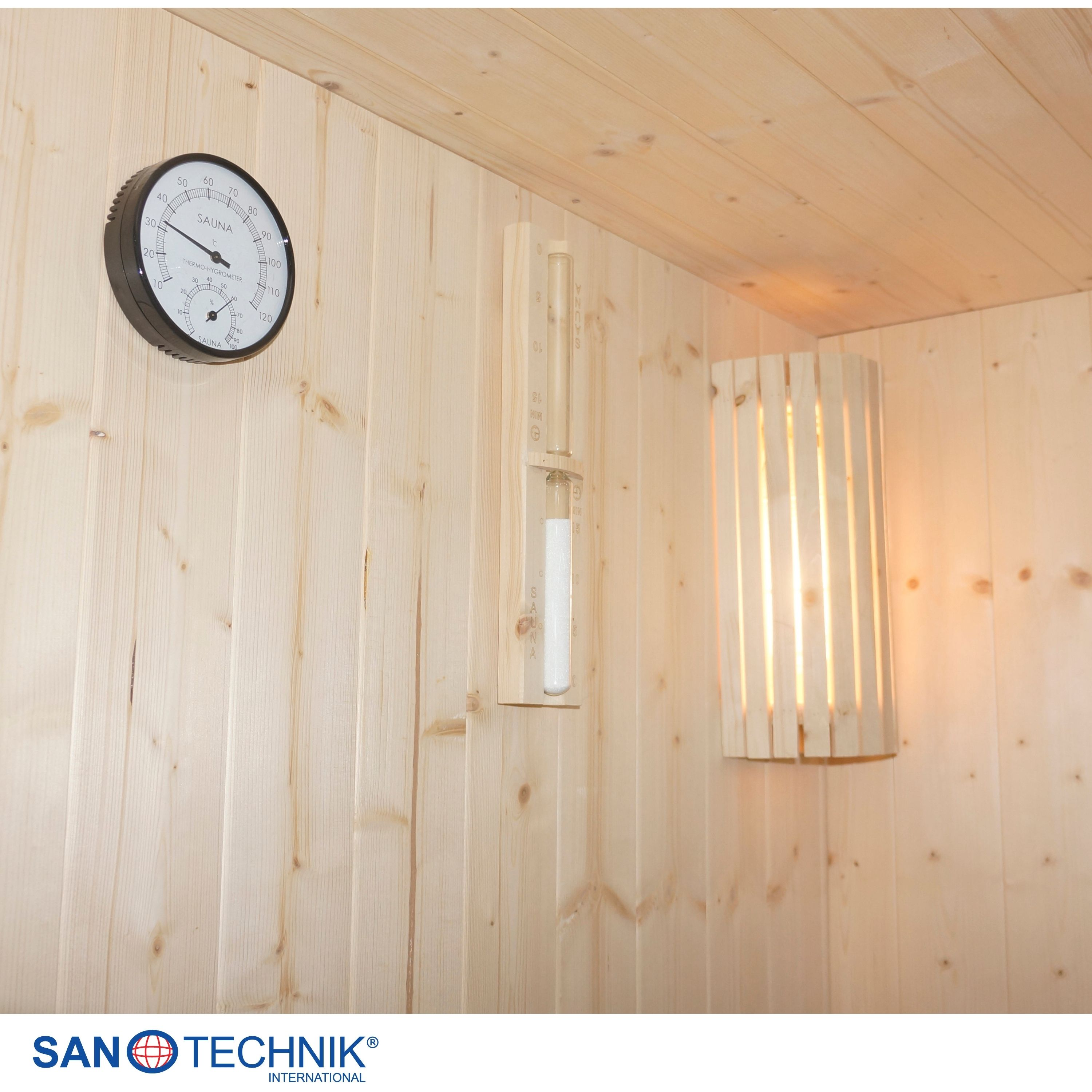Sauna mit Thermometer, Hygrometer, Sanduhr und Lampe an Holzwand.