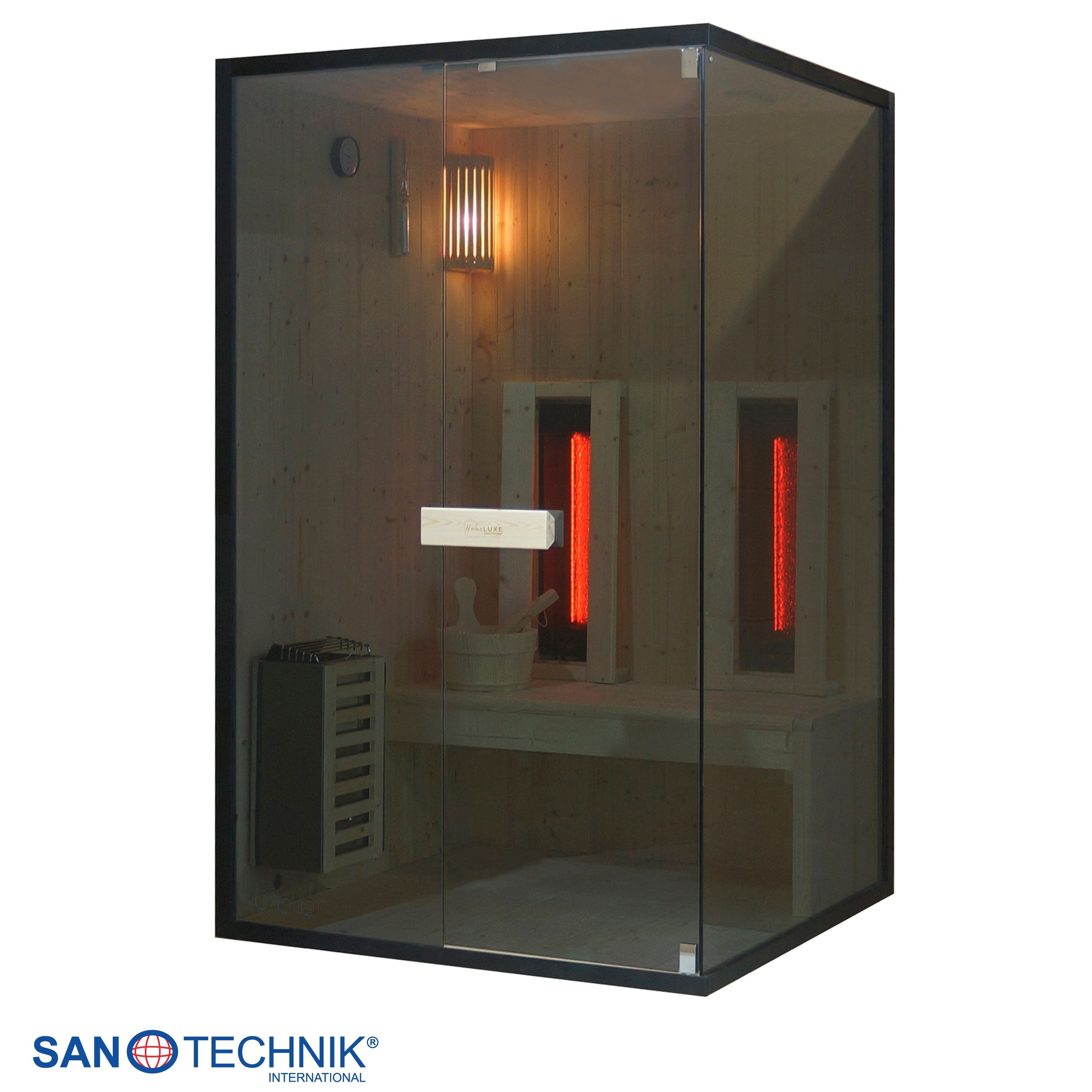Eine Glas-Sauna mit Holzverkleidung, roter Beleuchtung und einem Holzeimer.