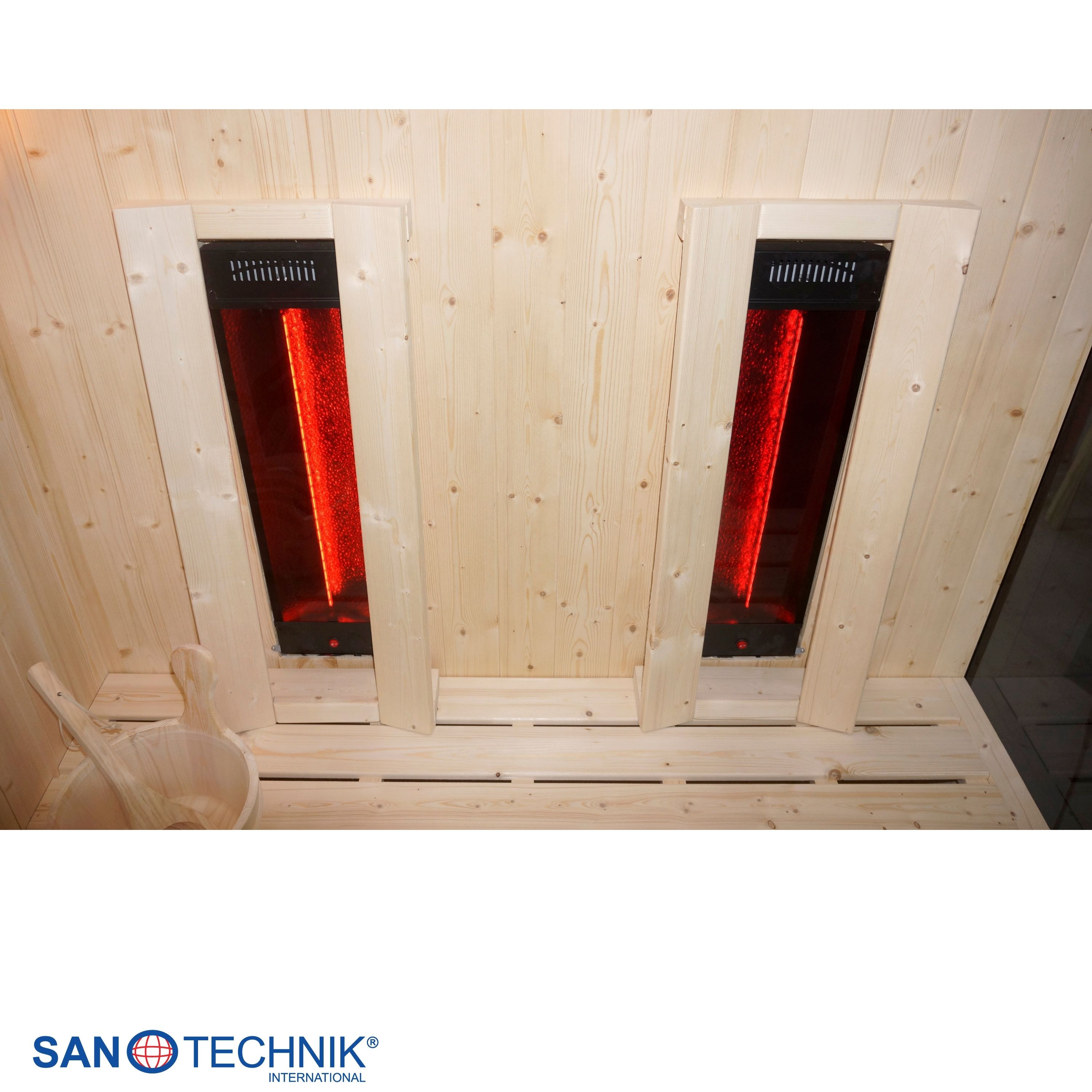 Sauna mit Holzwänden, Sitzbänken und zwei roten Infrarotstrahlern.
