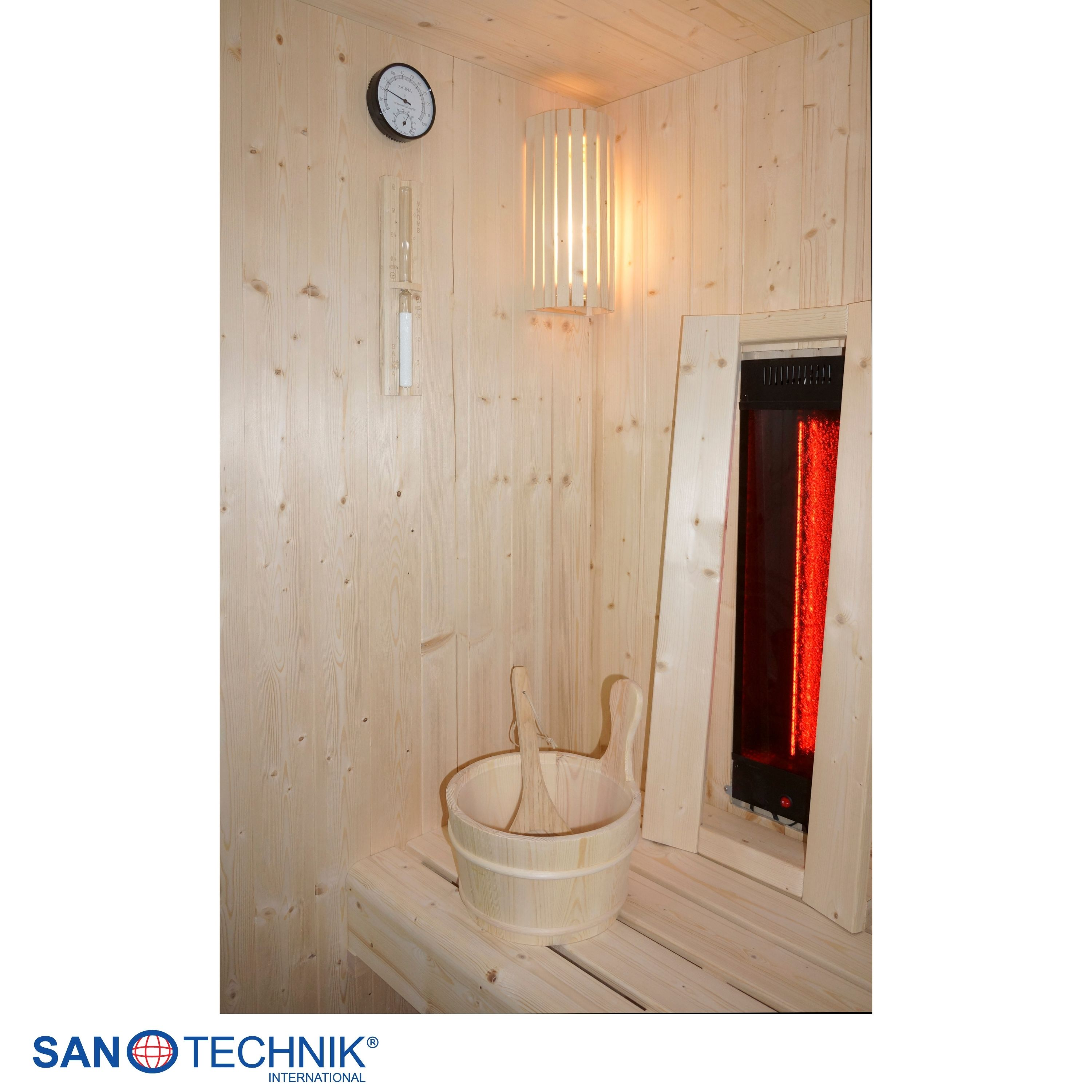 Holzsauna mit Holzeimer, Schöpfkelle, Thermometer und Infrarotstrahler.