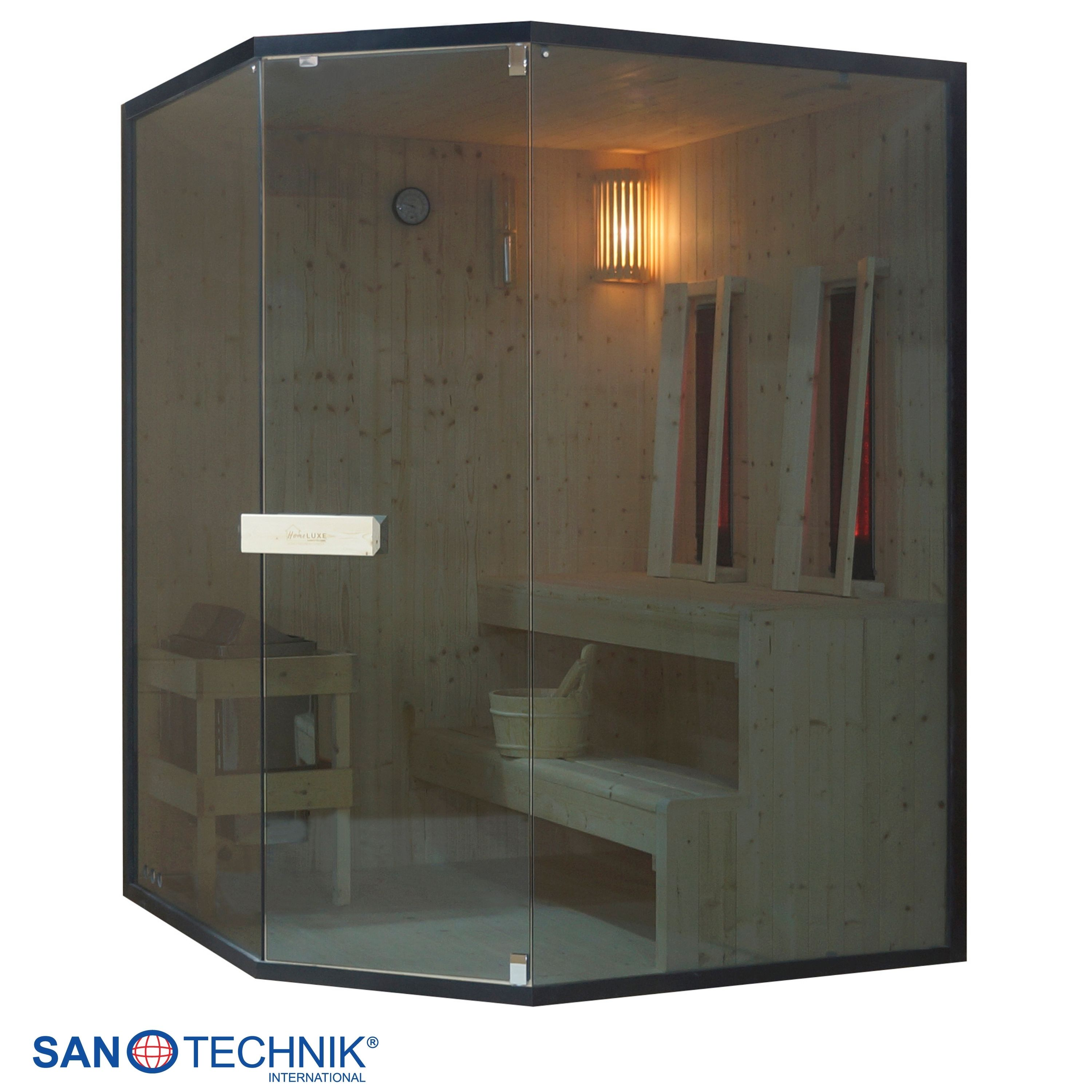 Eine Holzaun-Sauna mit Glastür und Holzbank. Eine Lampe beleuchtet den Raum.