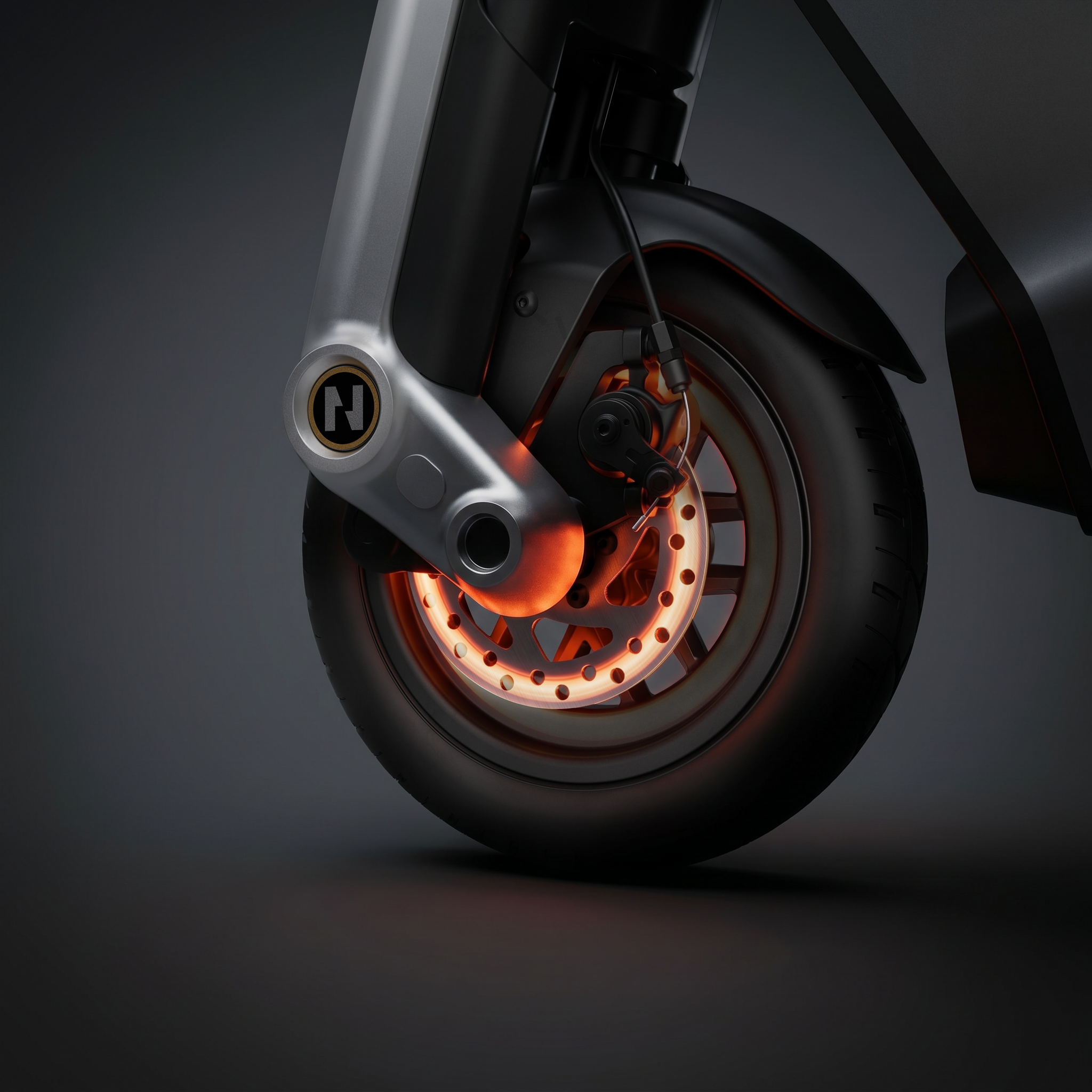 Nahaufnahme eines E-Scooter-Rads mit beleuchteter Bremsscheibe.