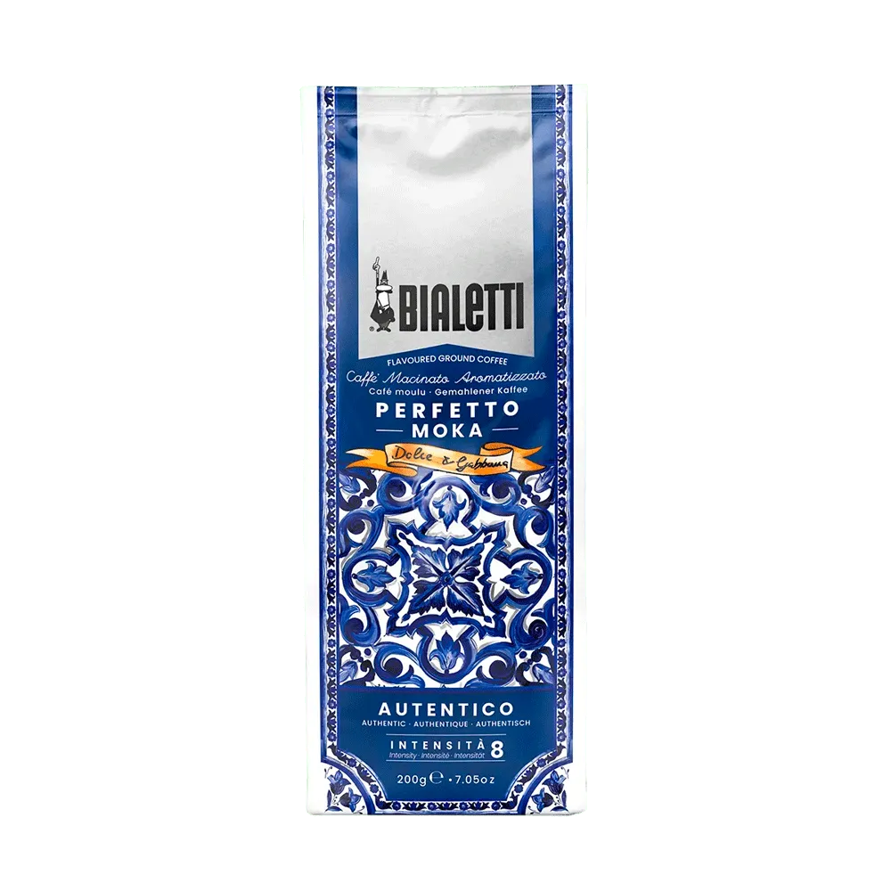 Bolsa de café Bialetti Perfetto Moka con decoración azul y blanca y logo Dolce & Gabbana.