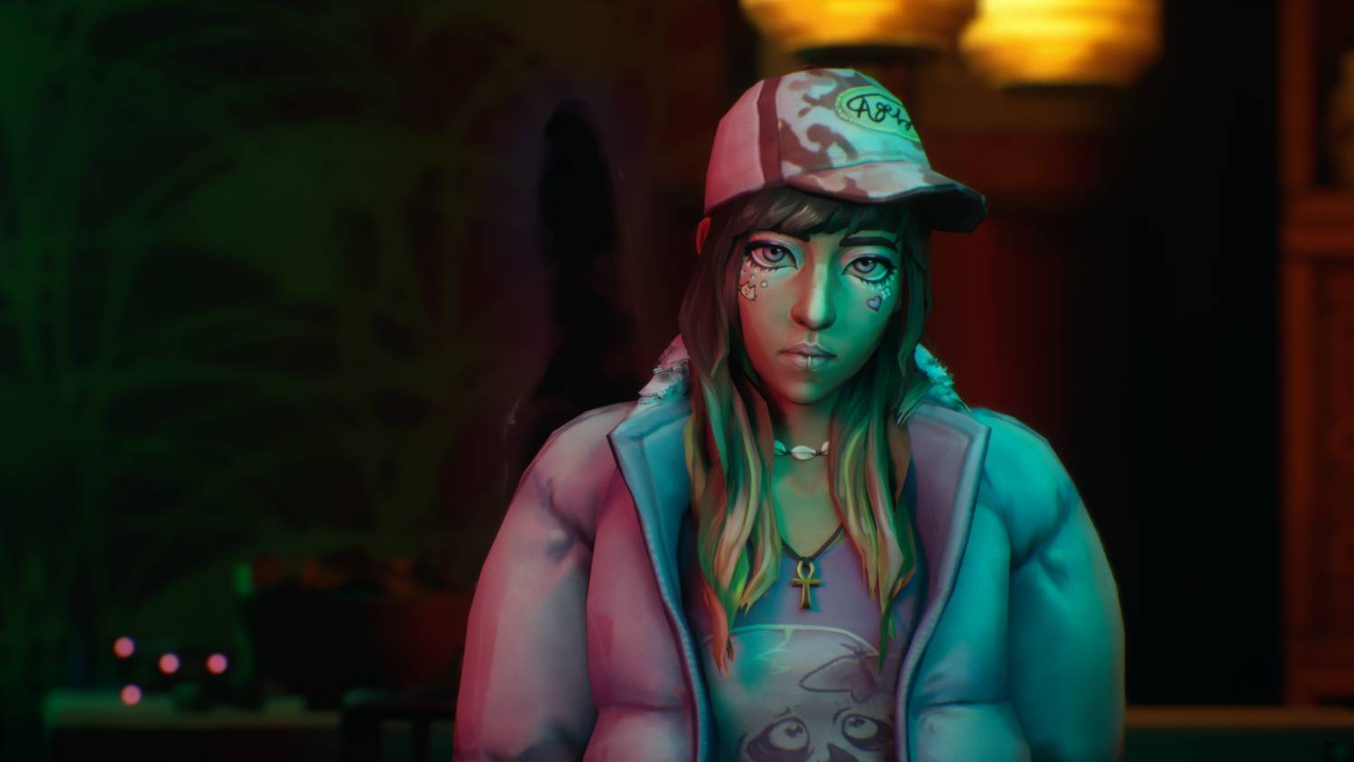 Una joven con gorra y maquillaje llamativo mira hacia adelante.
