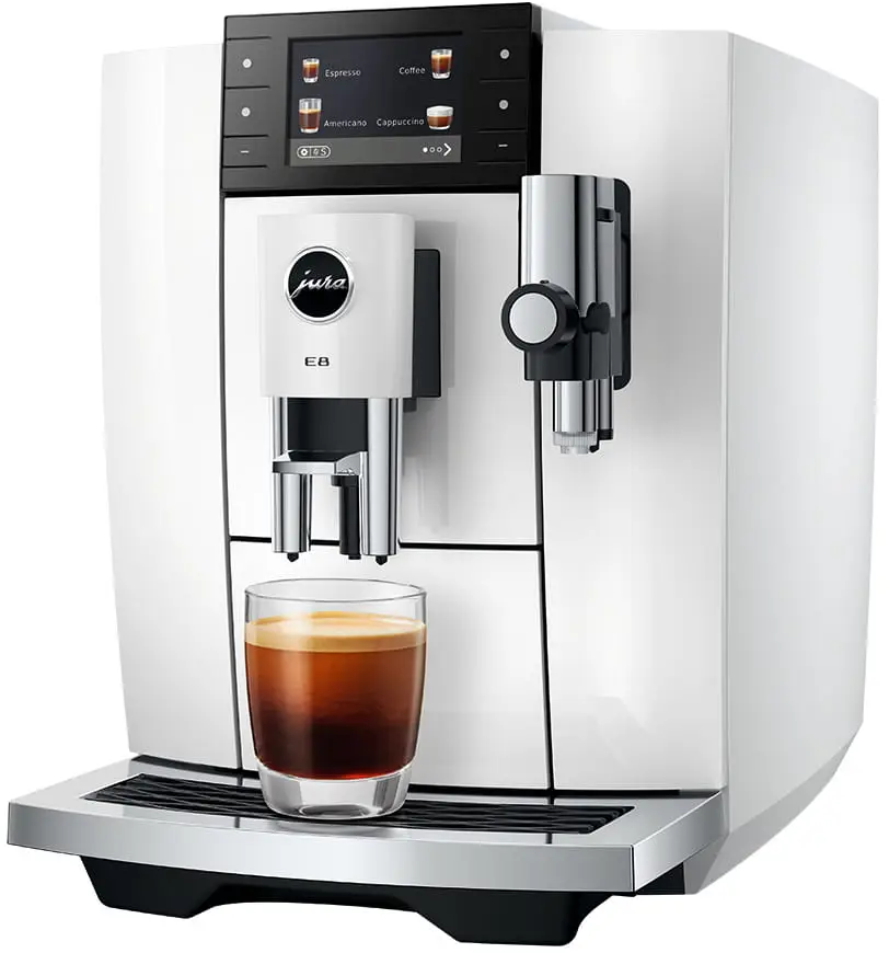 Macchina da caffè Jura E8 bianca con un bicchiere di espresso e schiuma di latte.