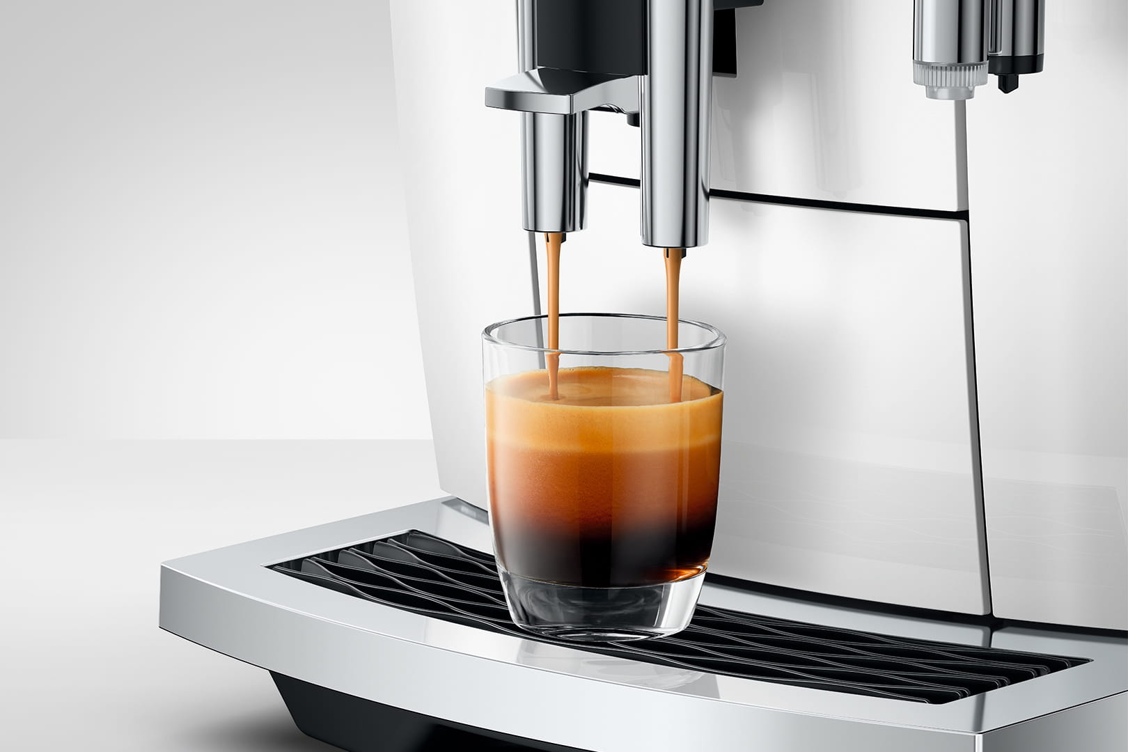 L'espresso viene versato in un bicchiere su una macchina da caffè.