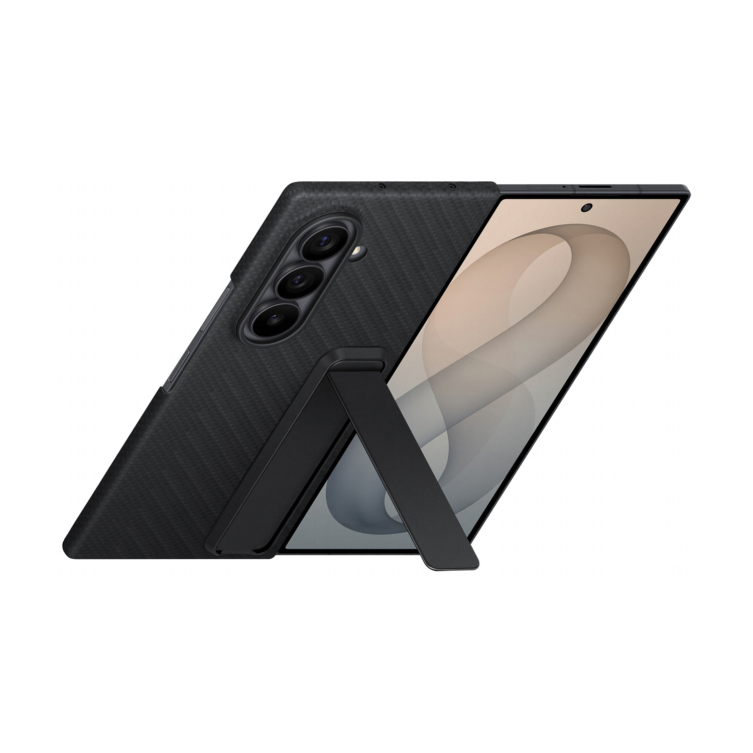 Smartphone nero con cover a motivo carbonio e supporto integrato.