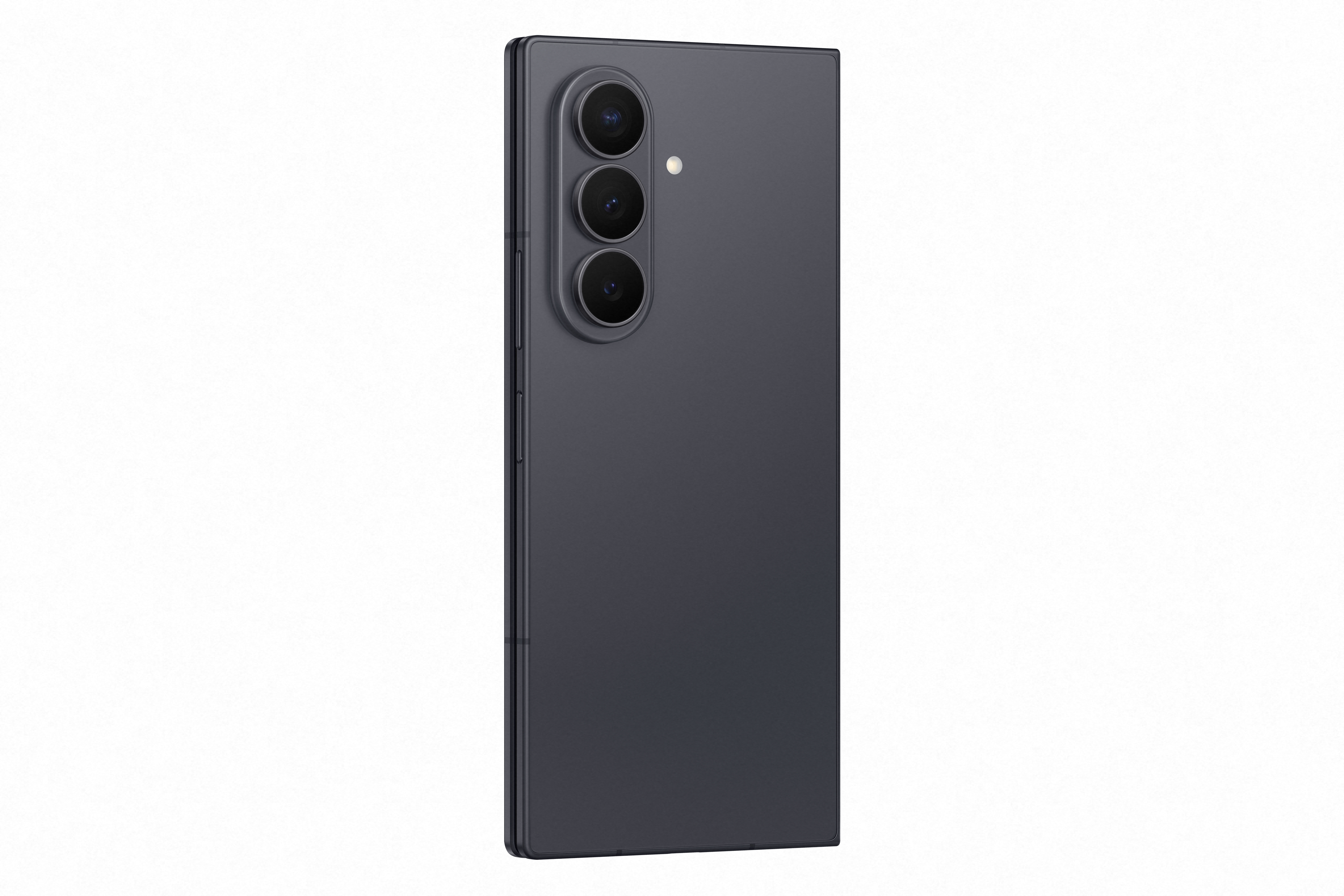 Ein dunkles Smartphone mit drei Kameras auf der Rückseite.