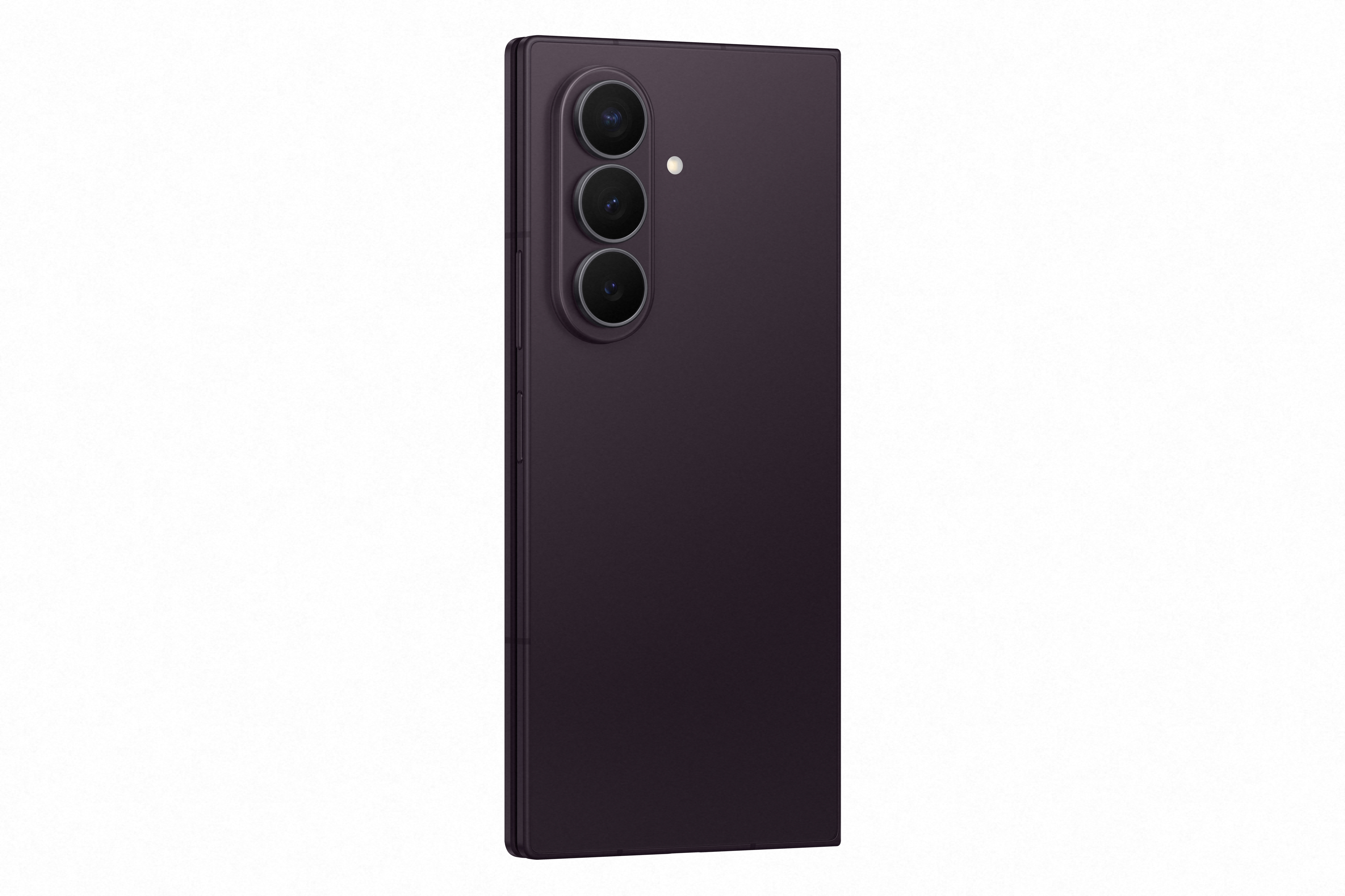 Dunkelviolettes Smartphone mit drei Kameralinsen und Blitzlicht auf der Rückseite.
