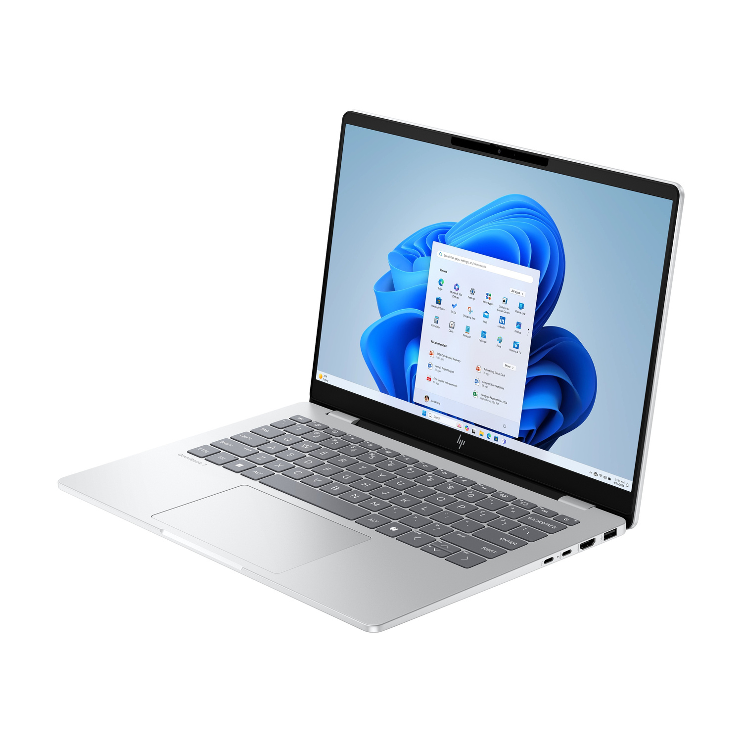 Un laptop argento con schermo aperto, che mostra il menu Start di Windows 11.