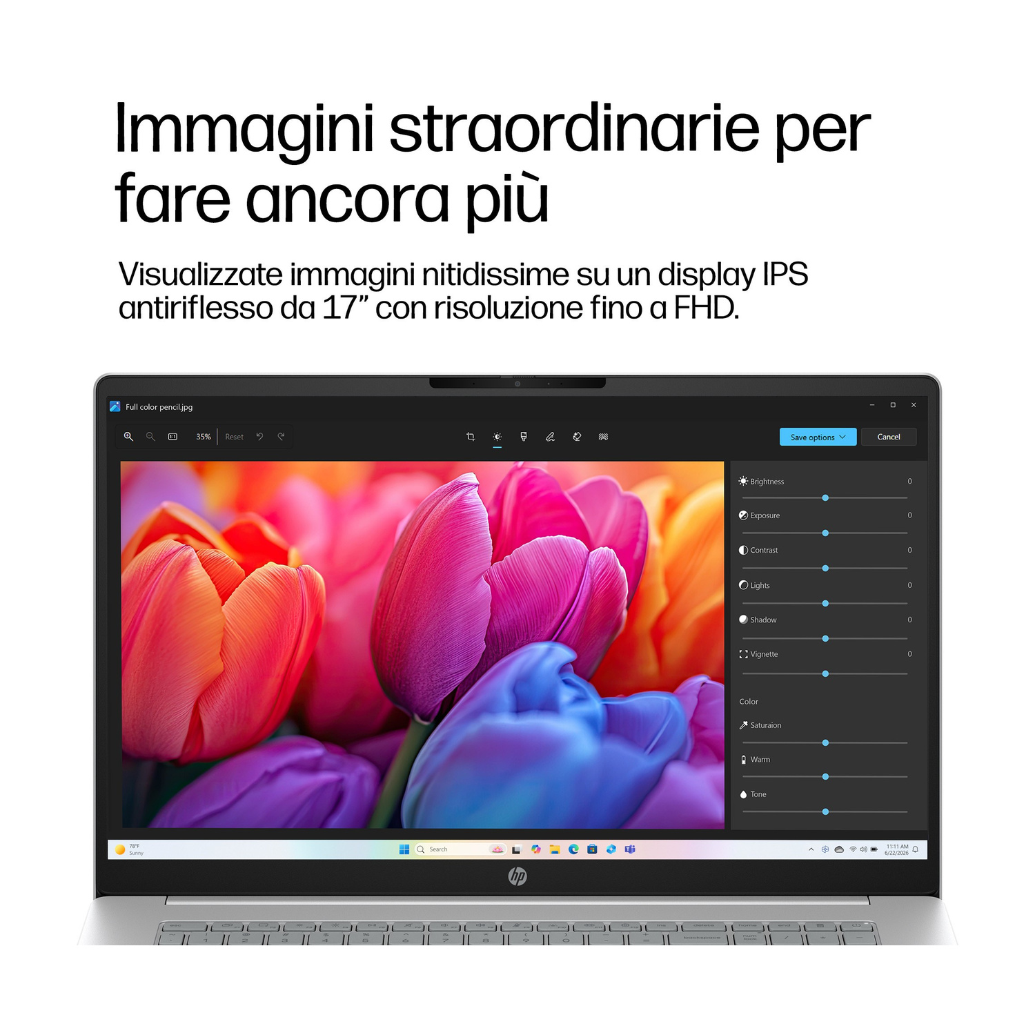 Un laptop mostra un'immagine di tulipani colorati con strumenti di modifica sullo schermo.