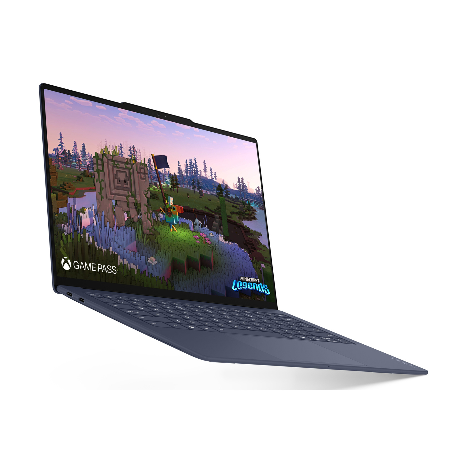 Un laptop blu mostra una scena di gioco di Minecraft Legends con il logo Game Pass.