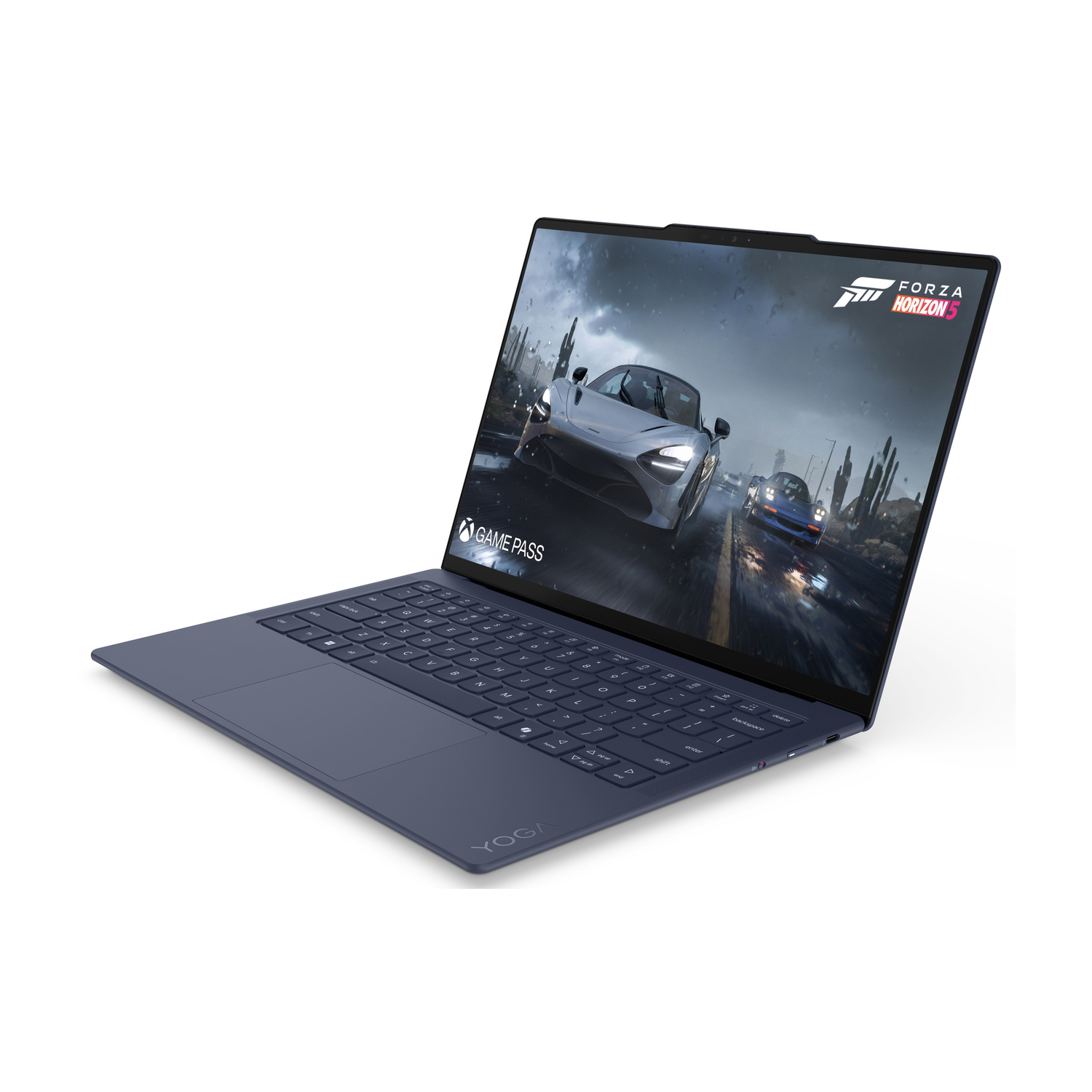 Un laptop Lenovo Yoga blu scuro è aperto, mostra un gioco di corse con due auto su strada bagnata.