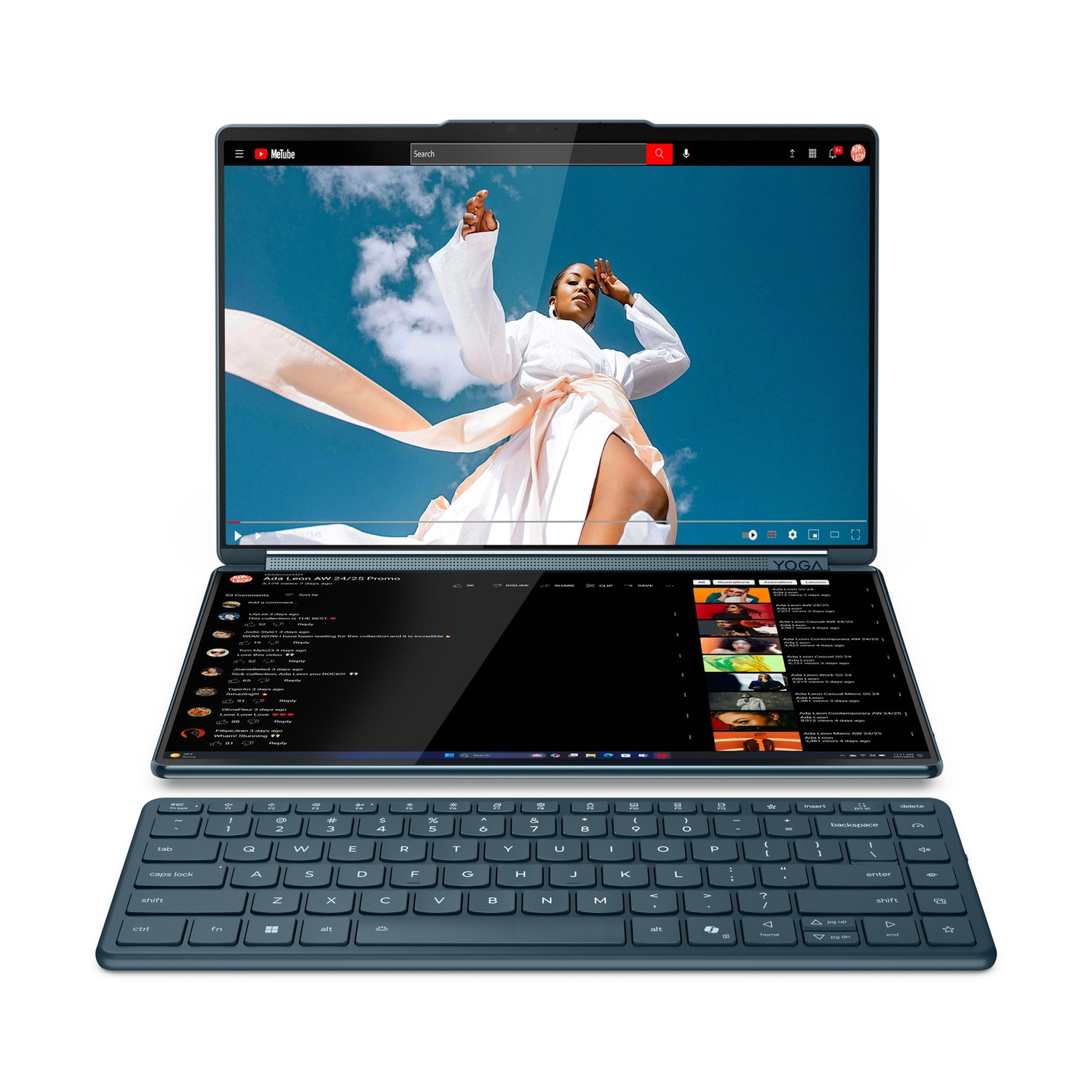 Un laptop a doppio schermo mostra un video di YouTube di una donna in abito bianco su sfondo blu.
