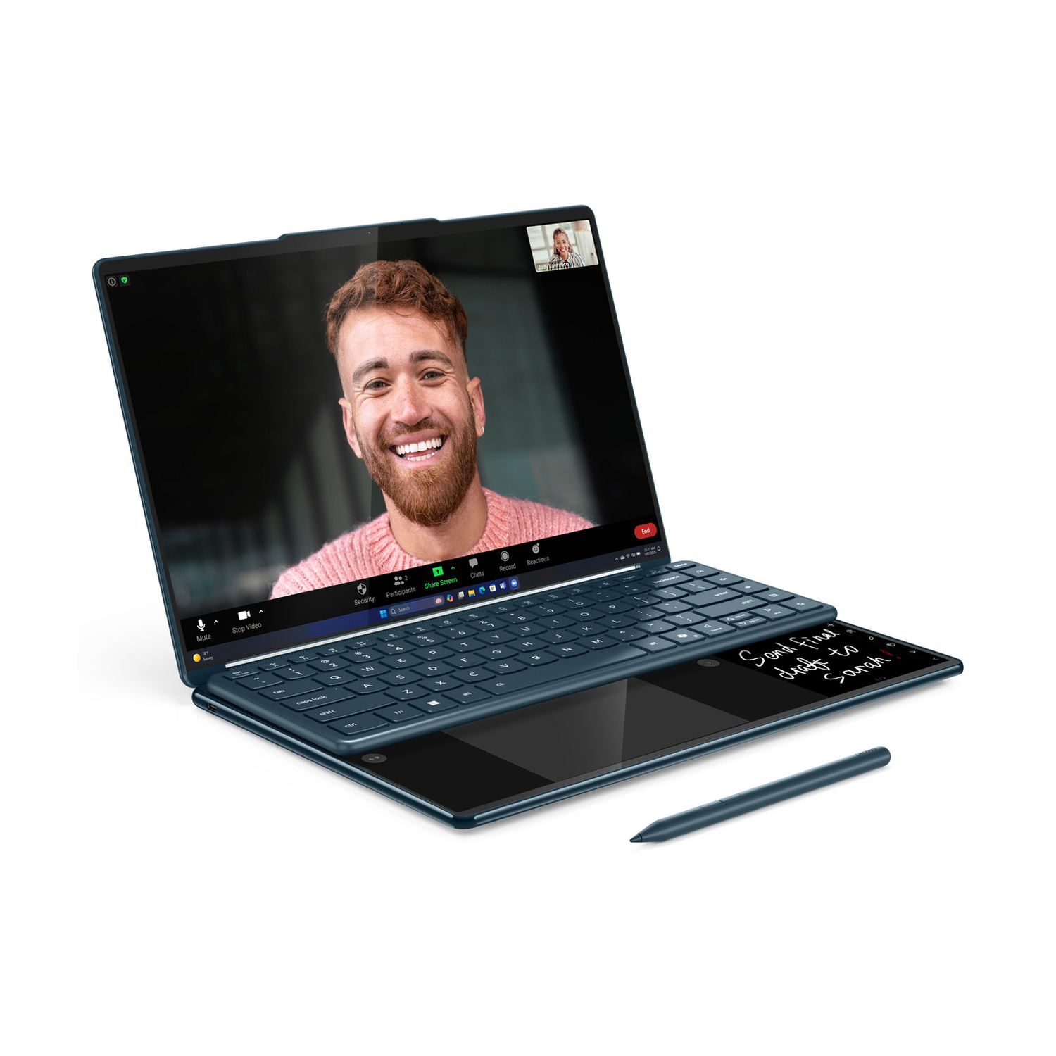 Laptop blu con videochiamata. Uomo sorridente a schermo intero, finestra piccola in alto a destra.