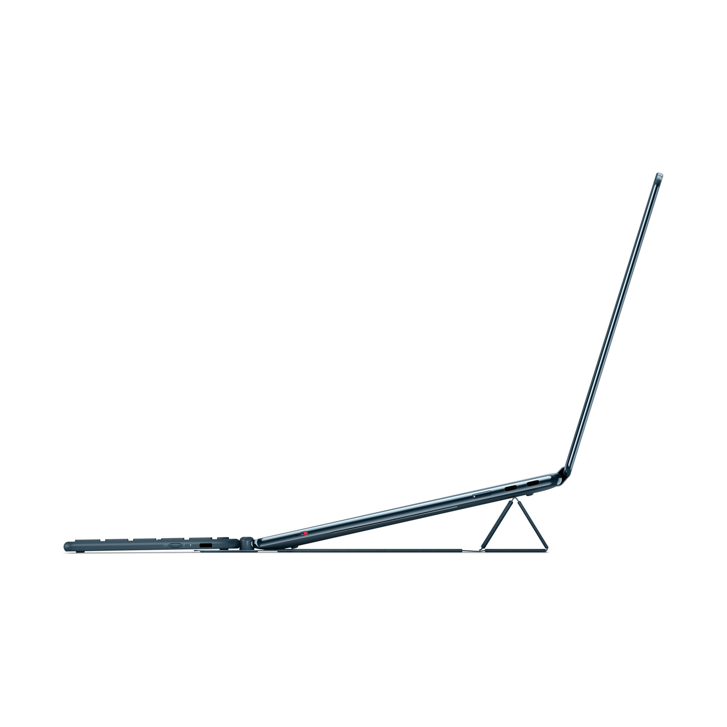Un laptop scuro e sottile con tastiera, appoggiato su un supporto.