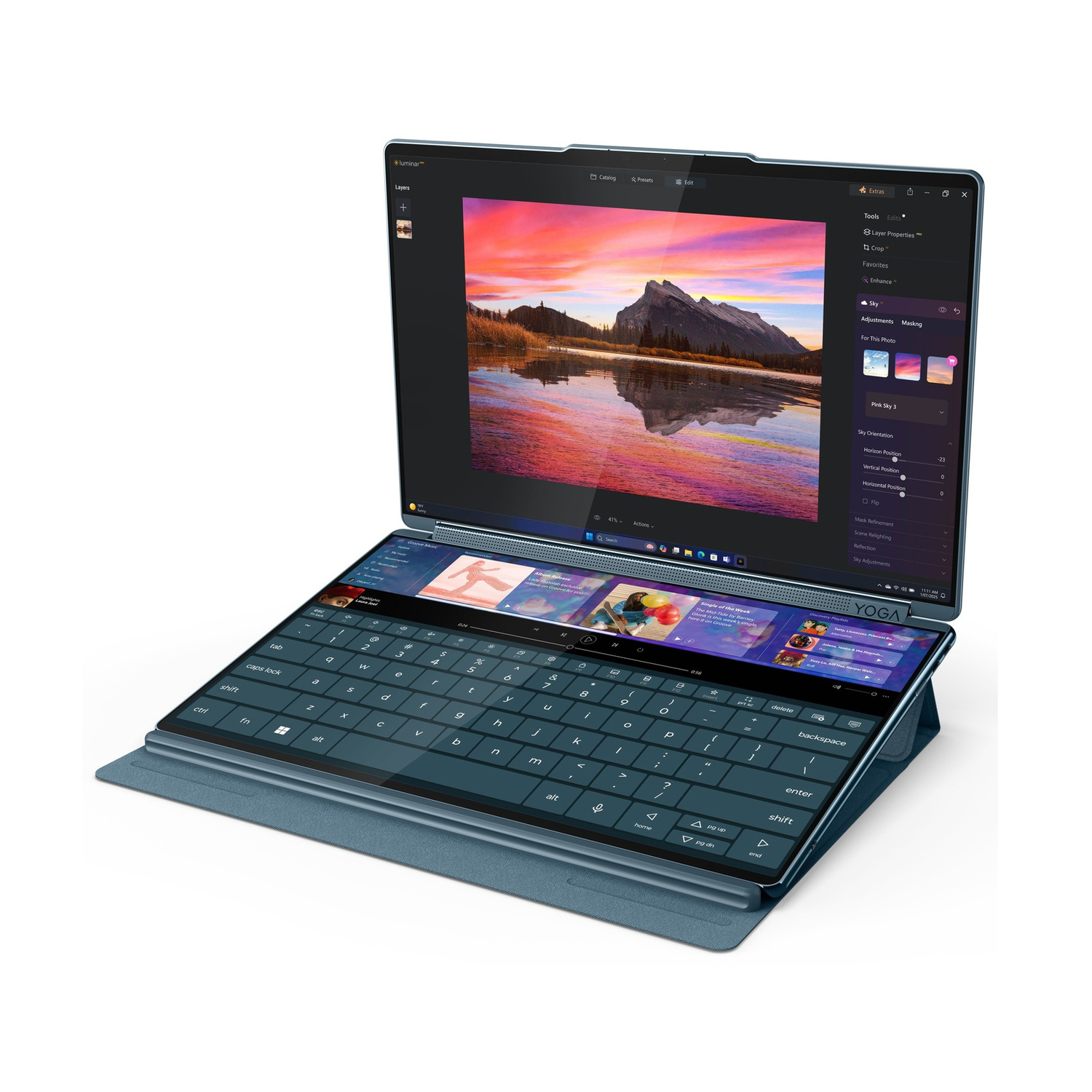 Un laptop blu a due schermi che mostra un software di fotoritocco.