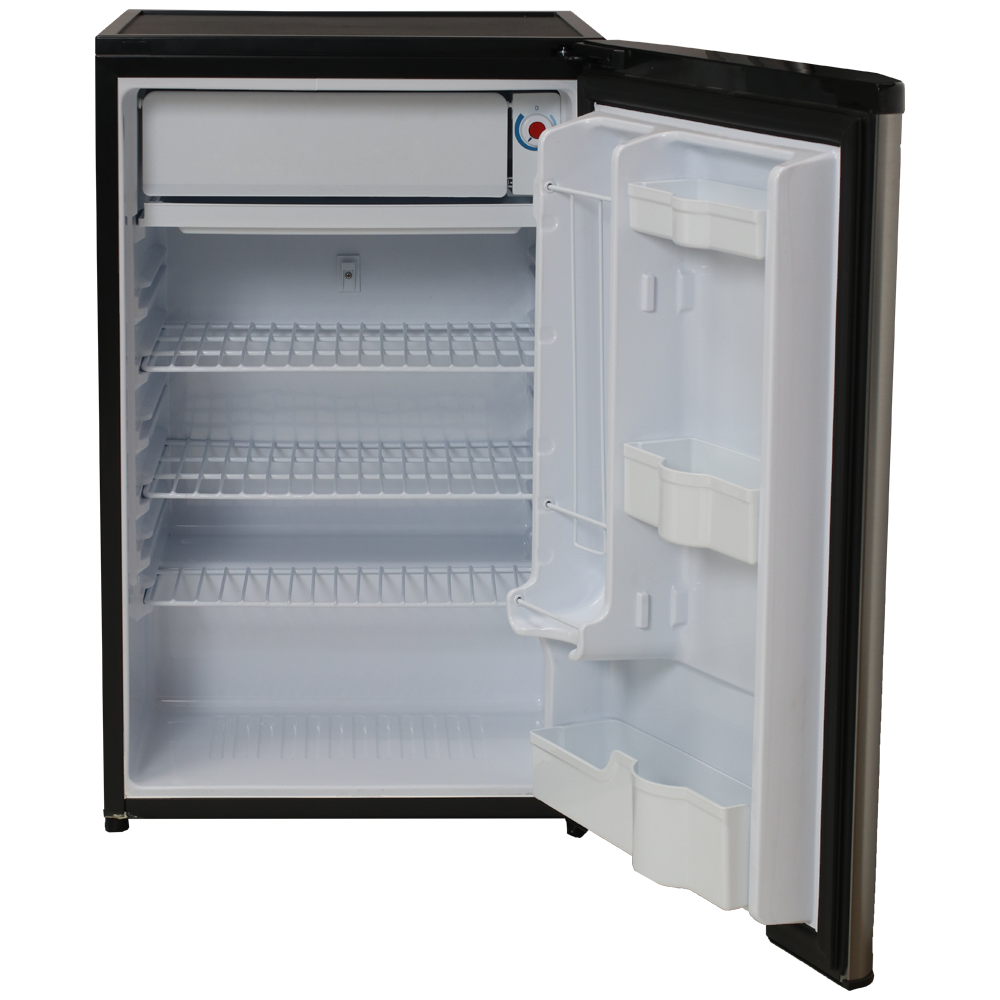Un minibar abierto y vacío con estantes y compartimentos en la puerta.