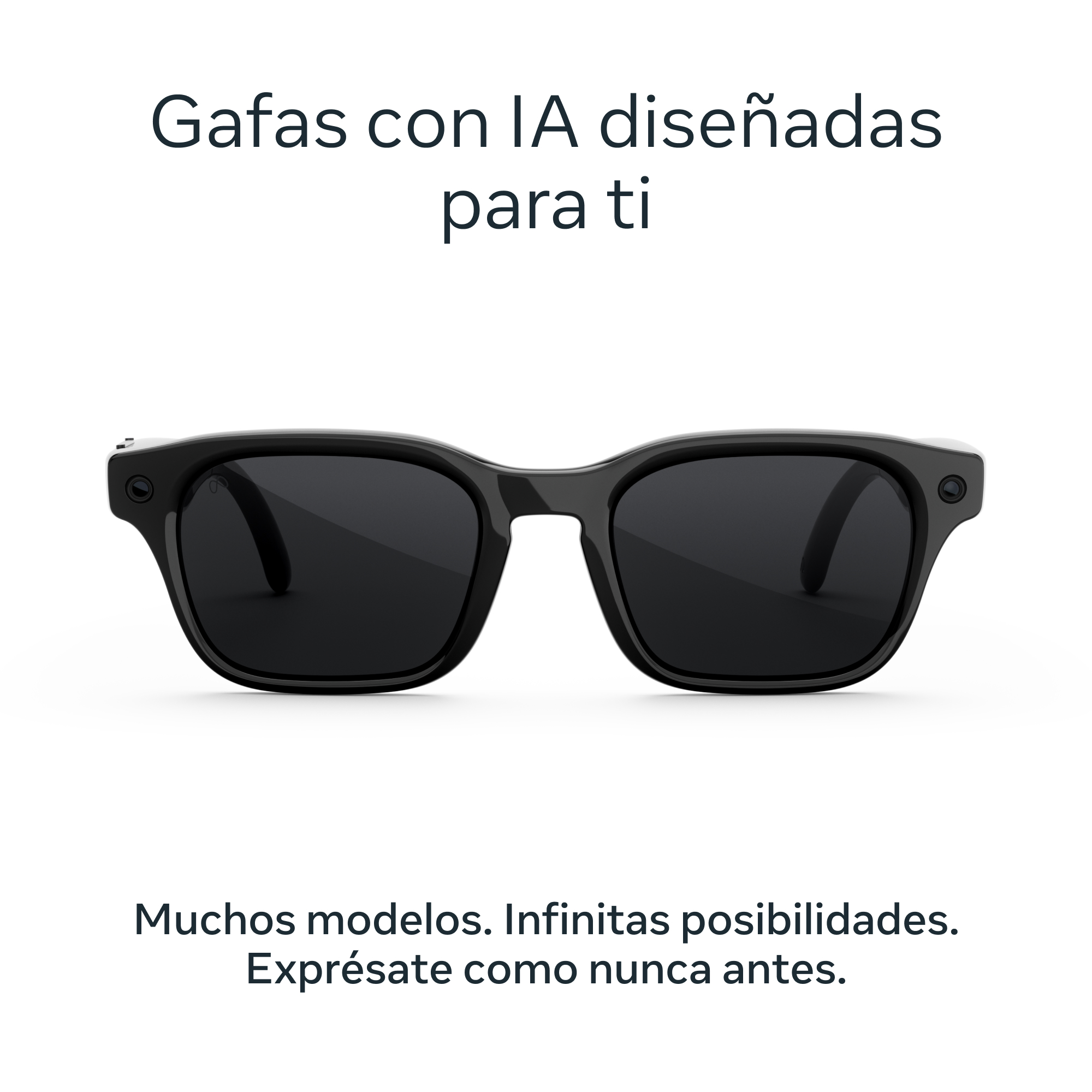 Gafas de sol negras con lentes oscuras y un pequeño botón redondo en la patilla izquierda.