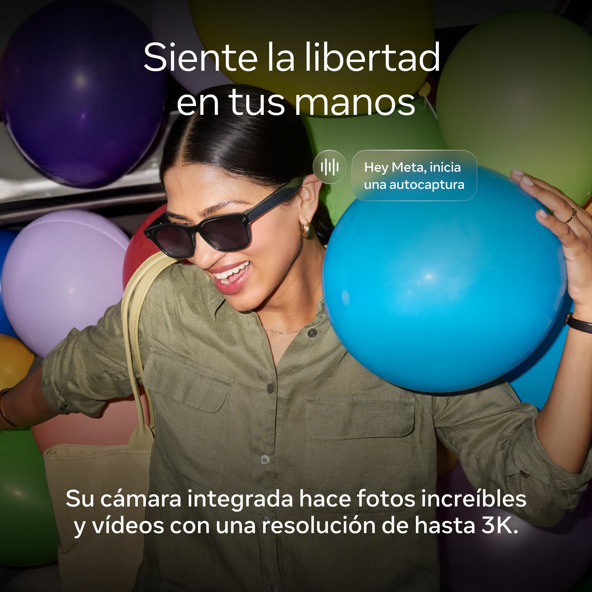 Mujer con gafas de sol sostiene un globo azul, rodeada de globos.