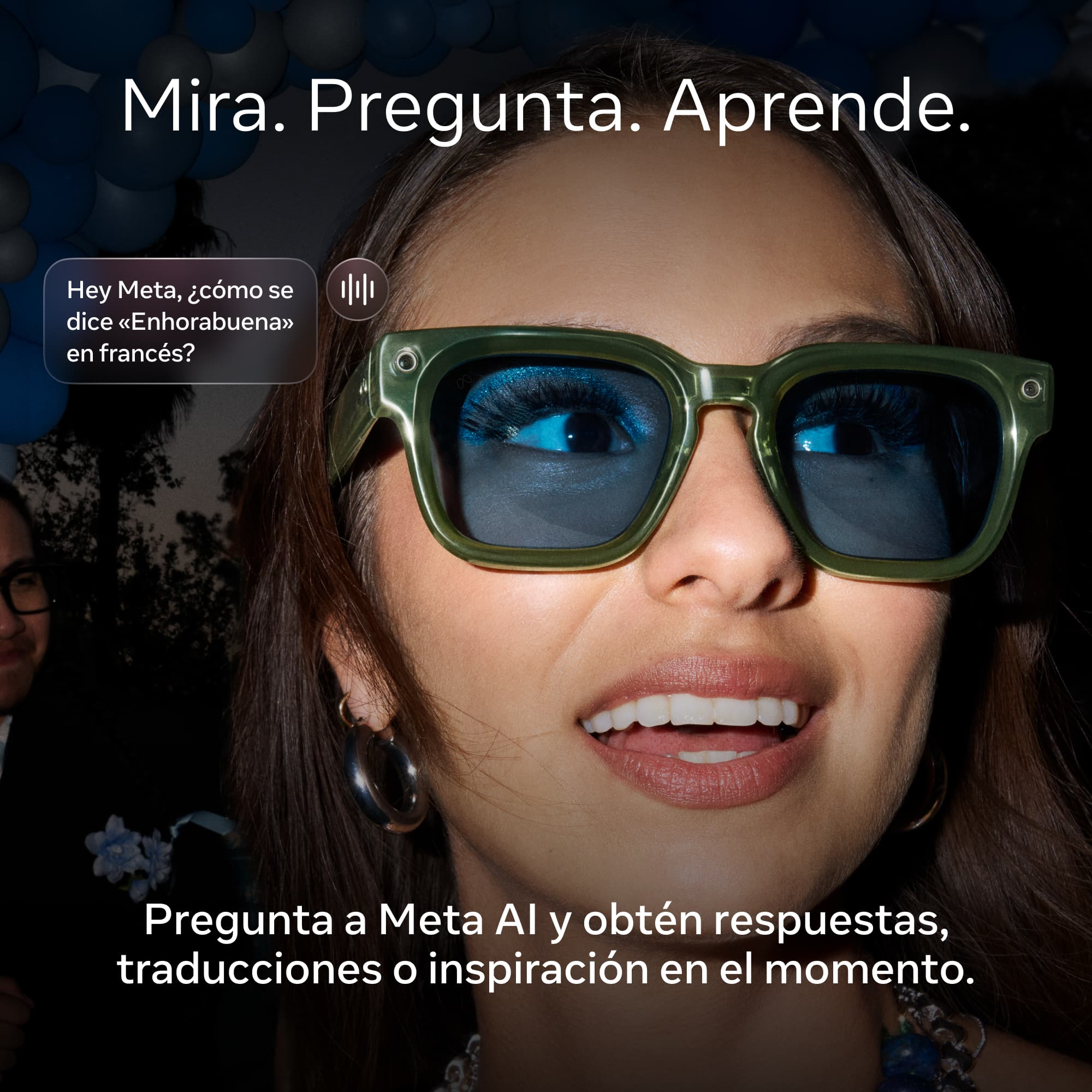 Una mujer con gafas verdes mira hacia arriba. Texto: Mira. Pregunta. Aprende.