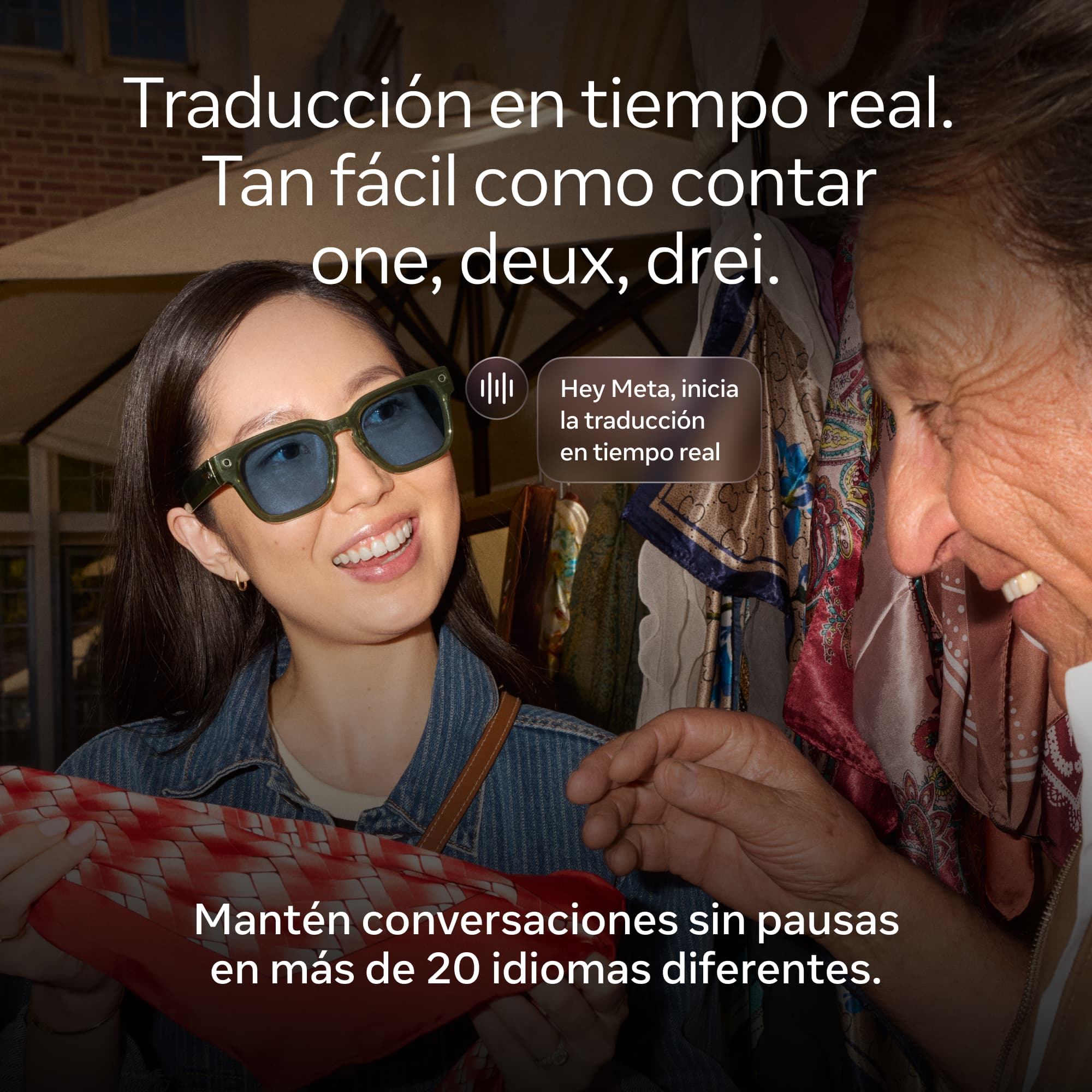 Mujer con gafas habla a persona mayor; texto sobre traducción en tiempo real.
