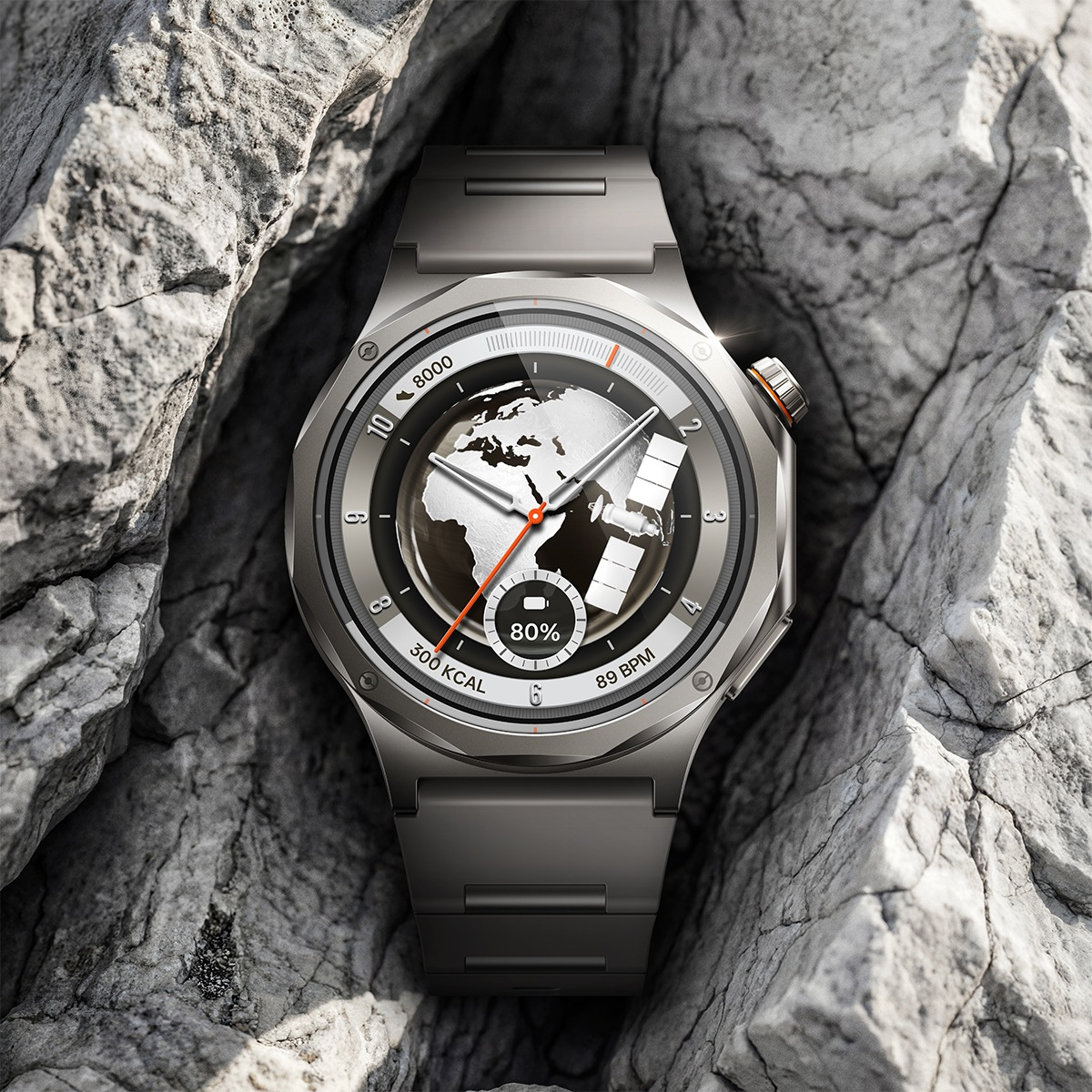 Reloj inteligente gris con esfera de mapa mundial, entre rocas.