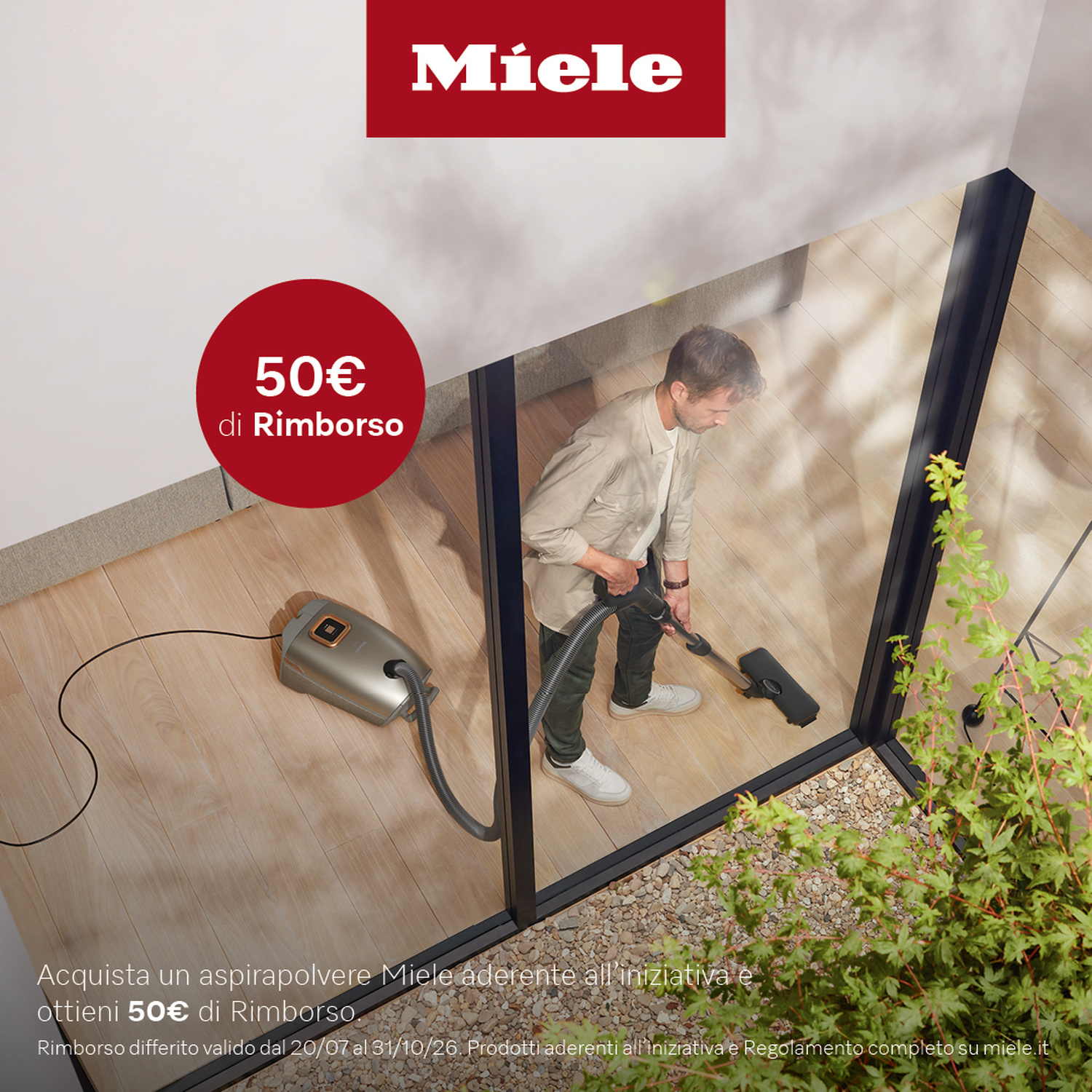 Uomo aspira con aspirapolvere Miele in casa. 50€ di rimborso.