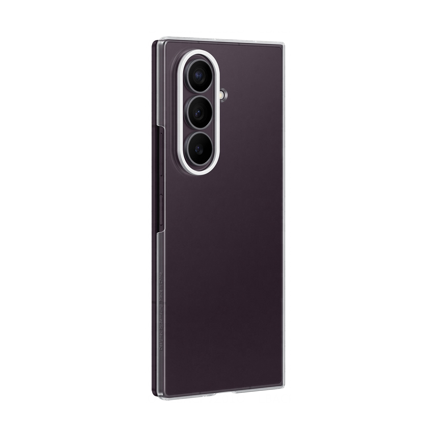 Smartphone scuro con tre fotocamere, su sfondo bianco.