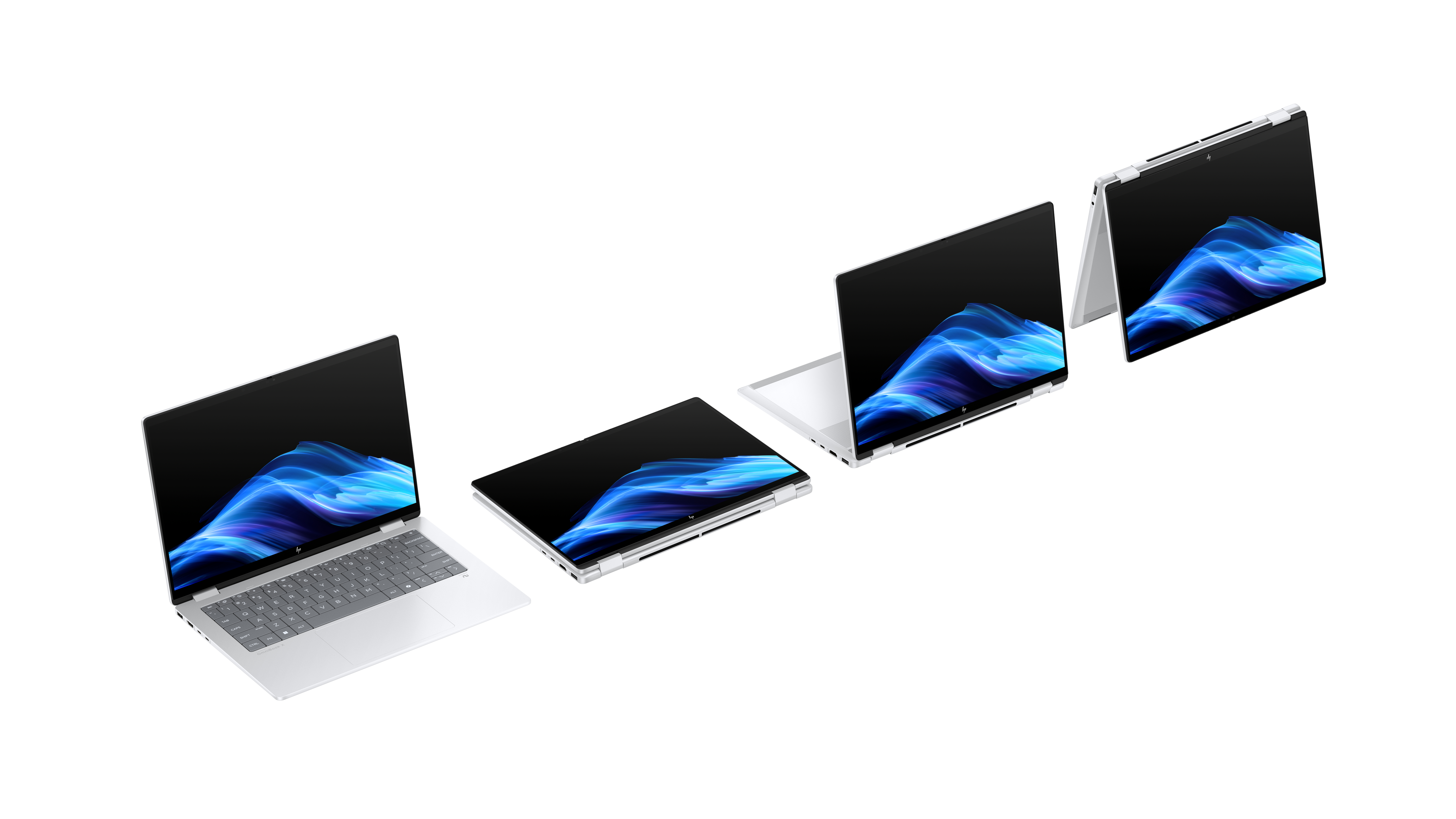 Vier silberne Laptops, unterschiedlich auf weißem Hintergrund positioniert.