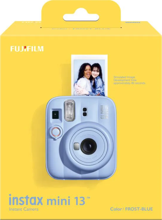 Verpackung der blauen Instax Mini 13 Kamera mit Foto zweier Frauen.