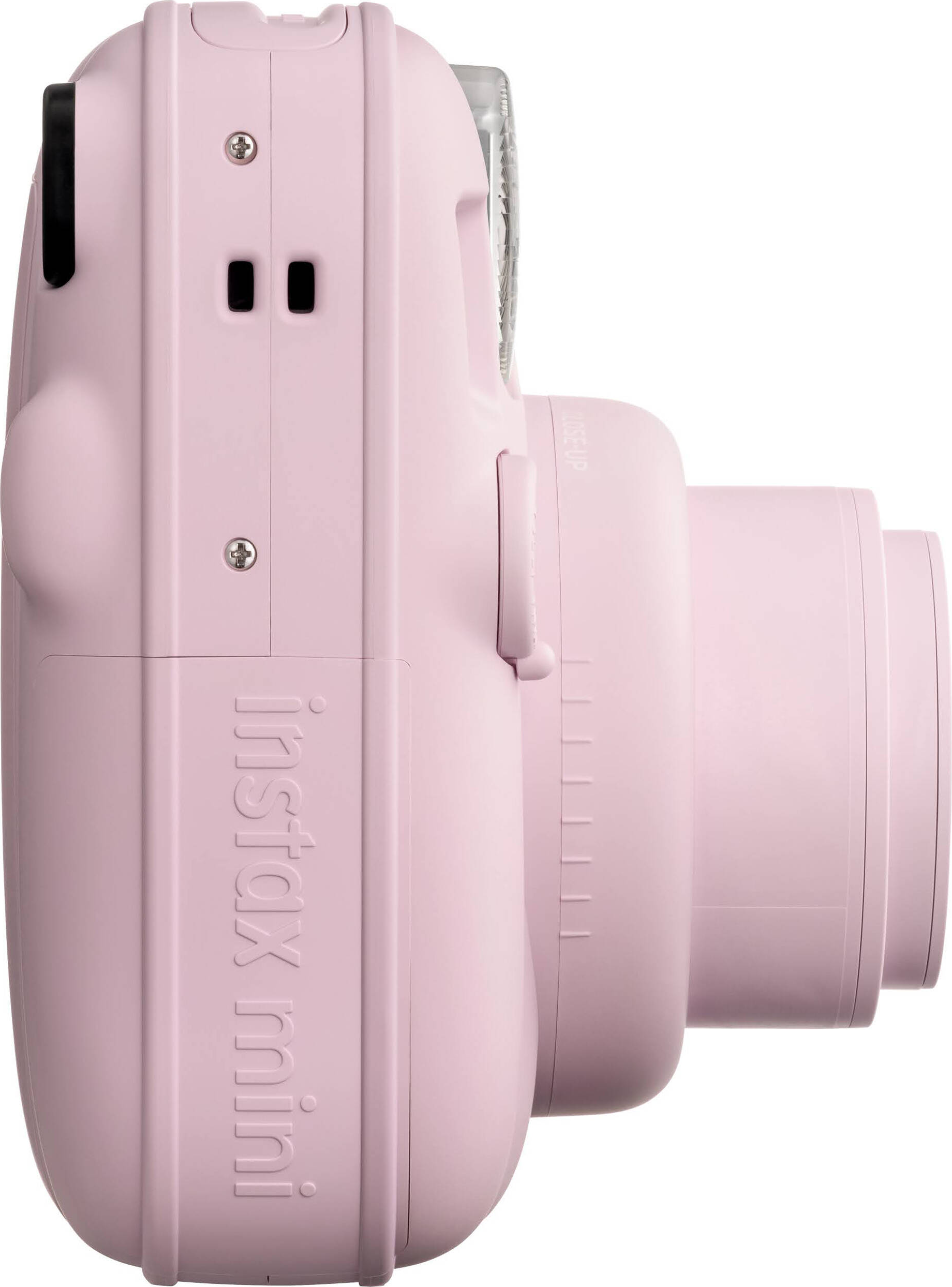Eine hellrosa Instax Mini Kamera von der Seite gesehen mit Fokus auf das Objektiv.
