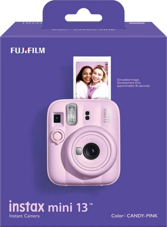 Eine rosa Fujifilm Instax Mini 13 Kamera mit zwei lächelnden Frauen auf einem Foto.