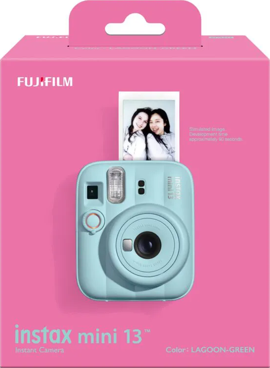 Hellblaue Instax Mini 13 Kamera auf rosa Verpackung mit Bild von zwei Frauen.