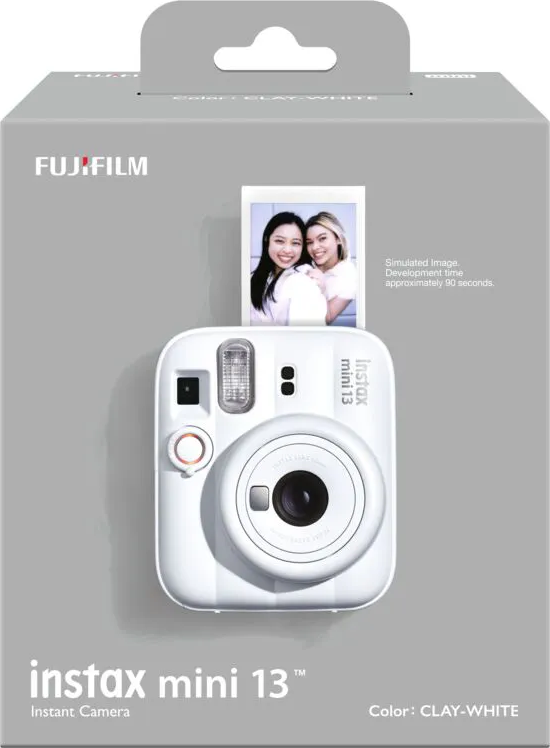 Weiße Fujifilm Instax Mini 13 Sofortbildkamera mit zwei lächelnden Frauen auf einem Foto.