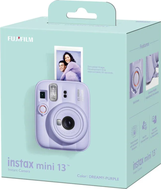 Verpackung einer lila Fujifilm Instax Mini 13 Sofortbildkamera mit Bild eines Paares.