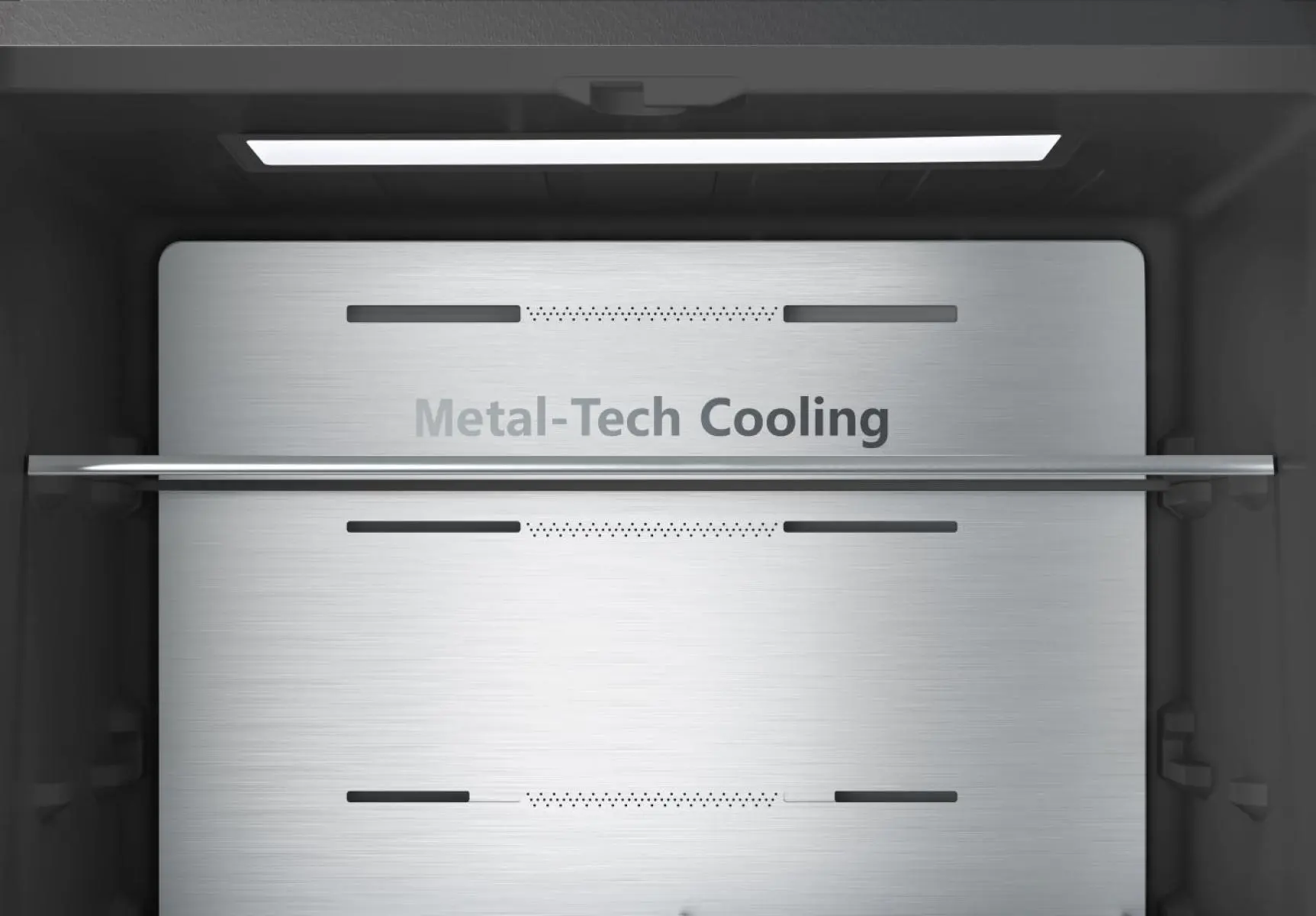 Hűtőszekrény belső tere fémpolcokkal és LED-világítással. Metal-Tech Cooling.