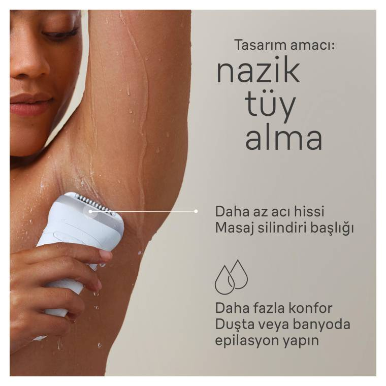 Bir kişi koltuk altında epilatör kullanıyor.