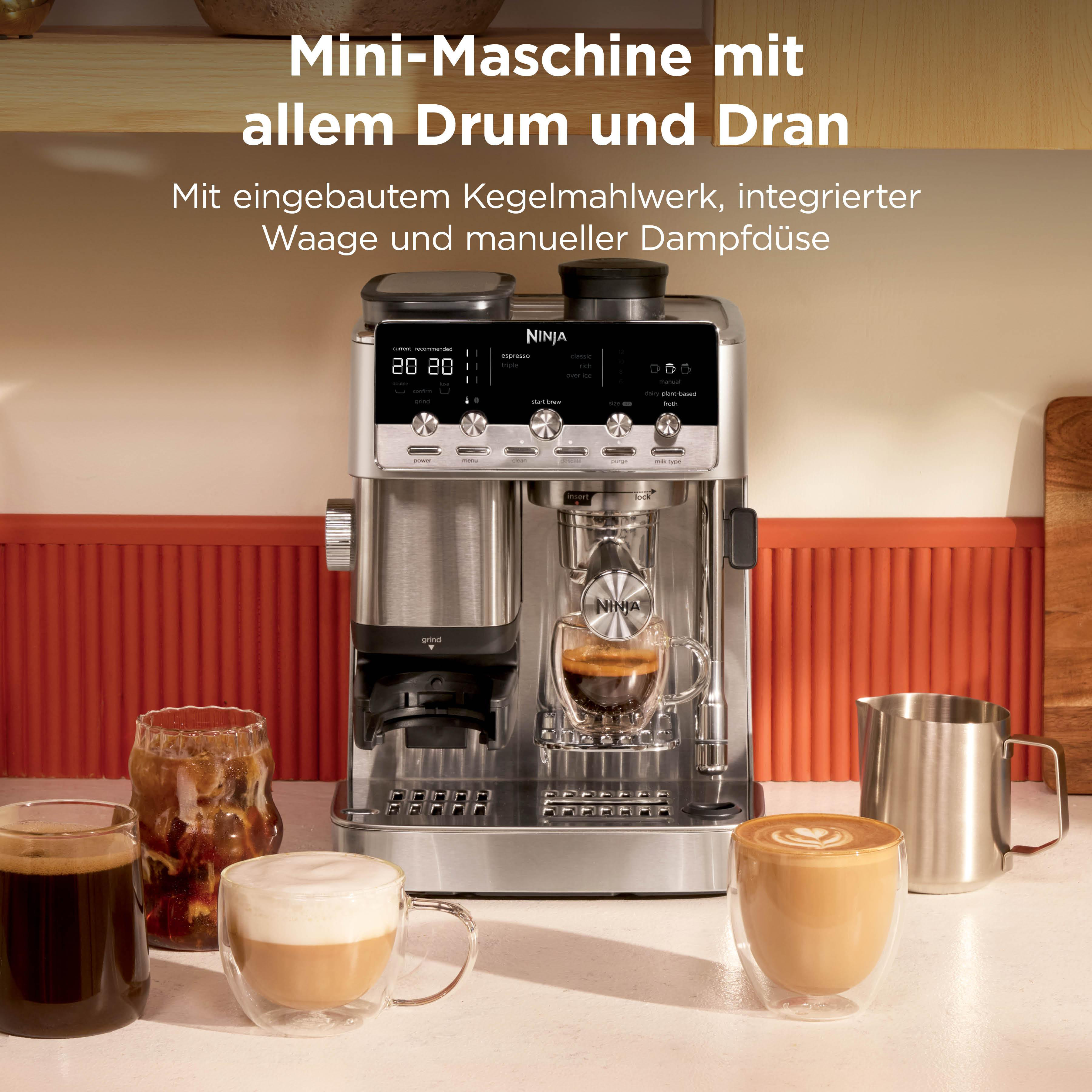 Eine silberne Kaffeemaschine mit einer Tasse Espresso und Milchschaumgetränken.