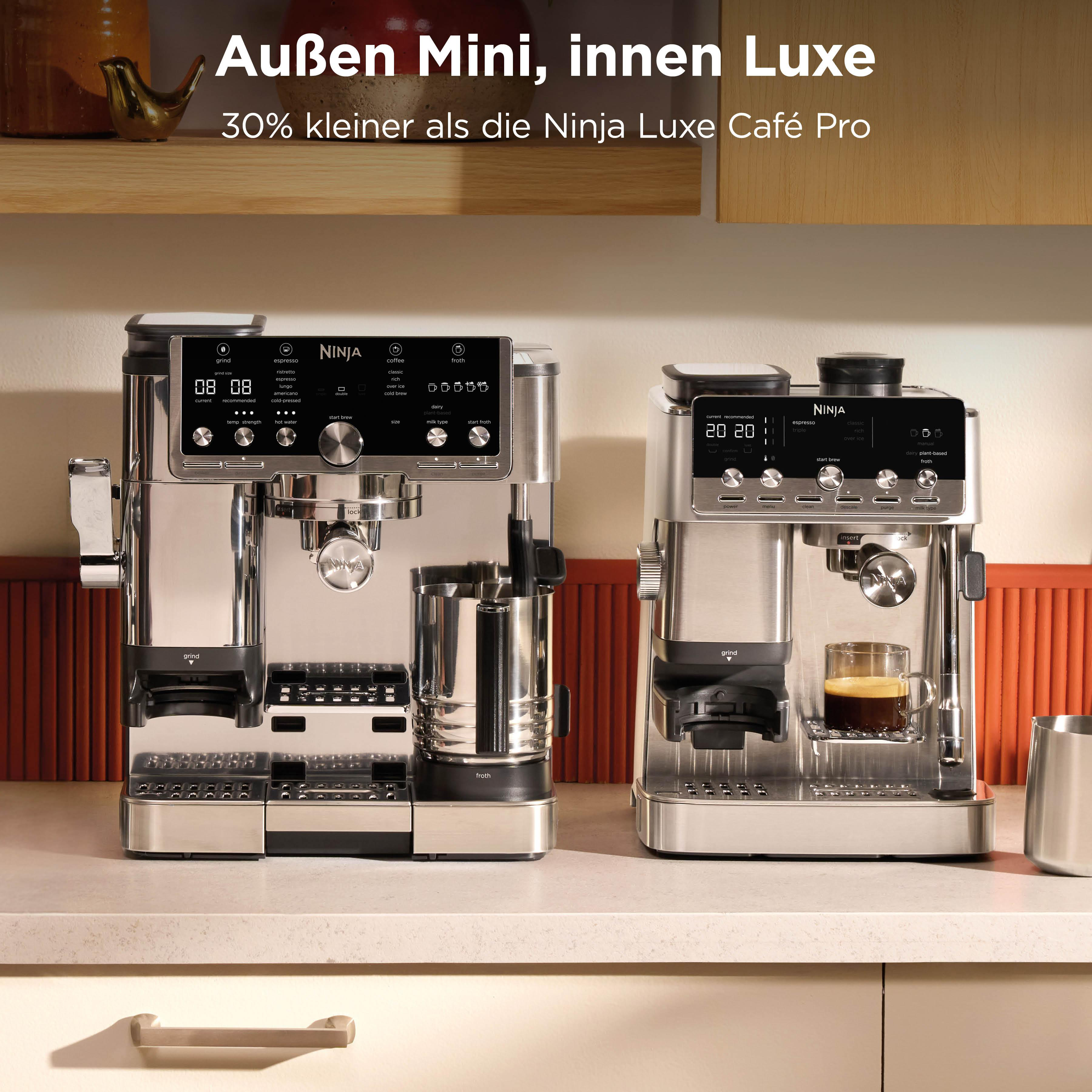 Zwei silberne Ninja Kaffeemaschinen auf einer Arbeitsplatte, eine mit Espresso.
