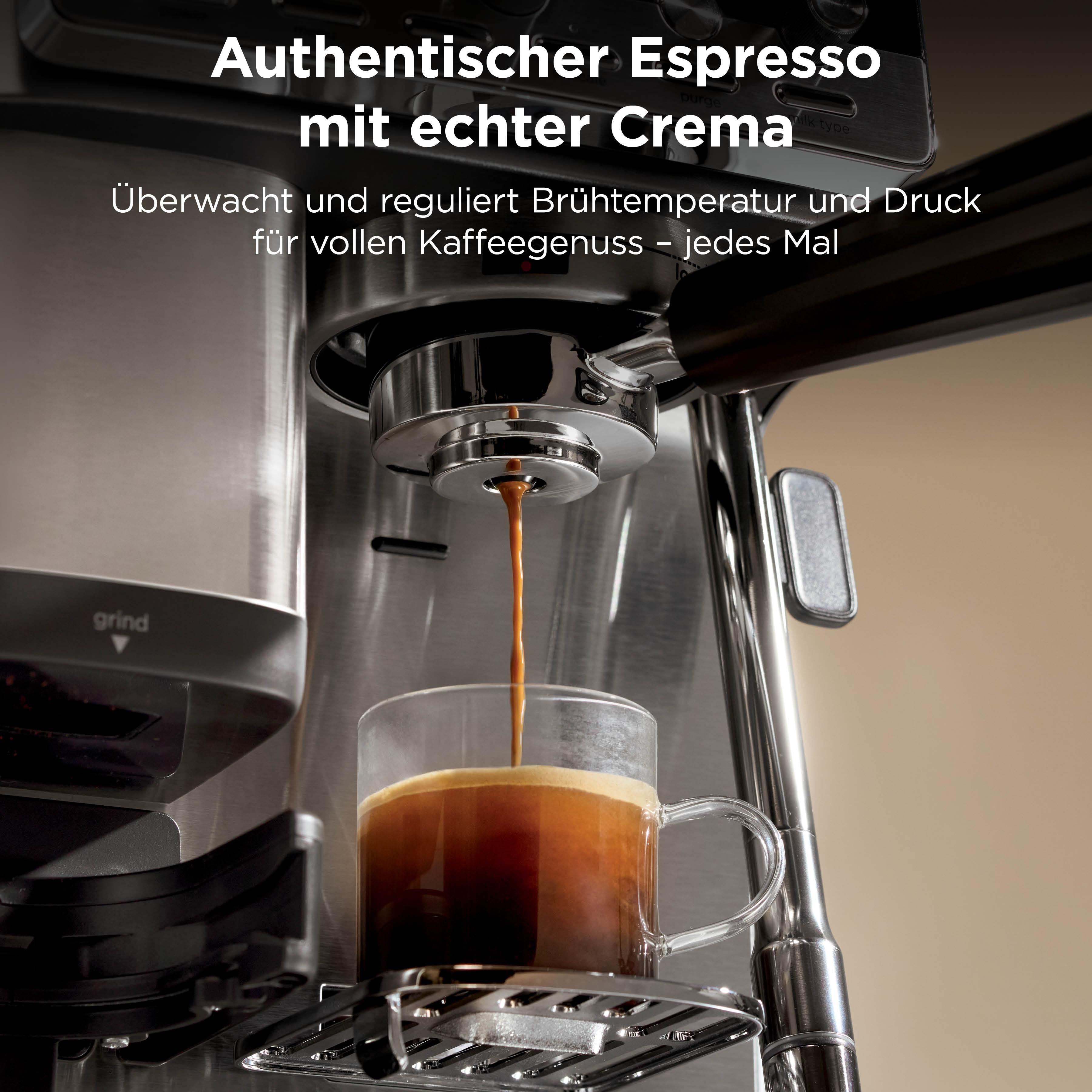 Ein Espresso fließt in eine Tasse aus einem Kaffeevollautomaten.