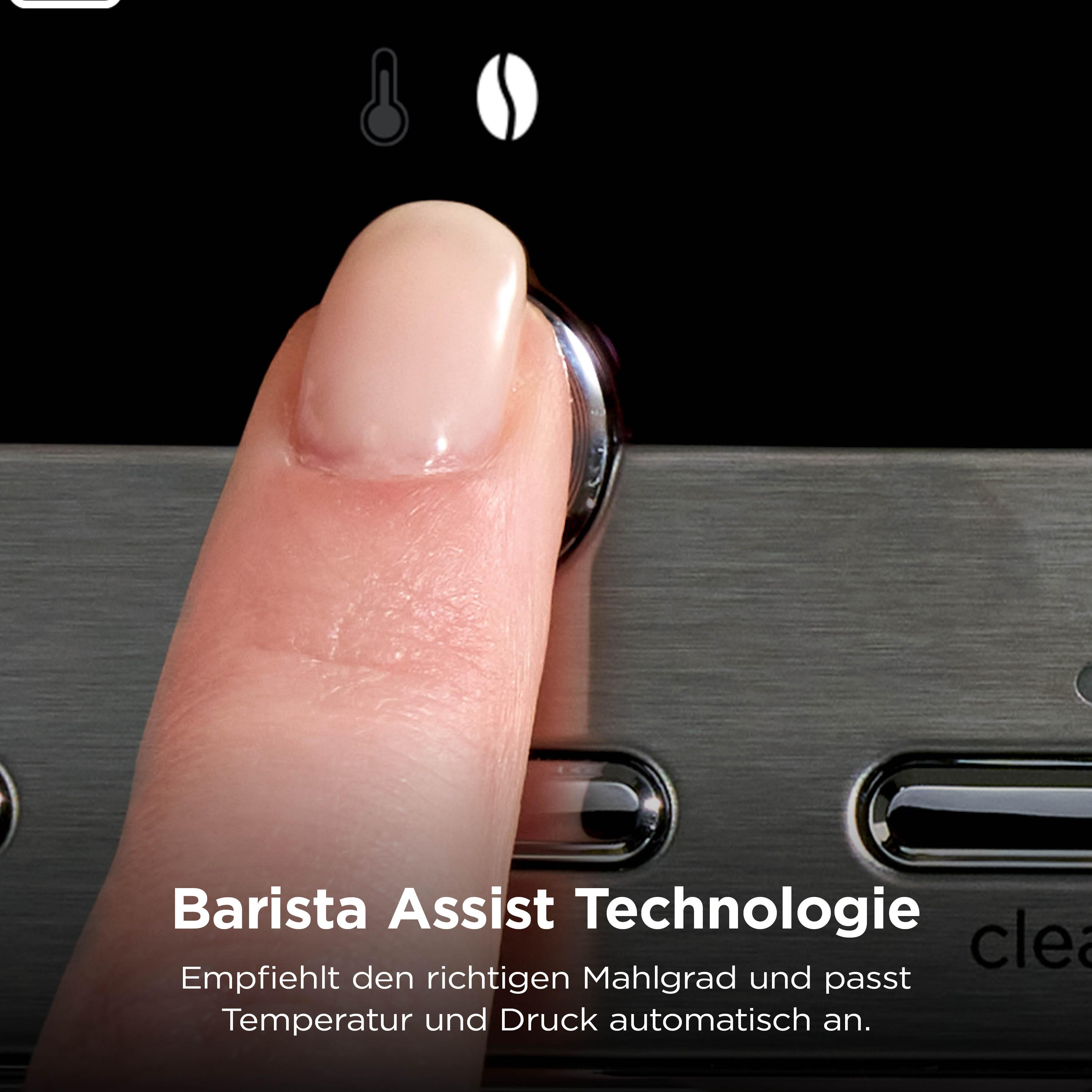 Eine Fingerspitze drückt einen Knopf an einer Kaffeemaschine mit Text.