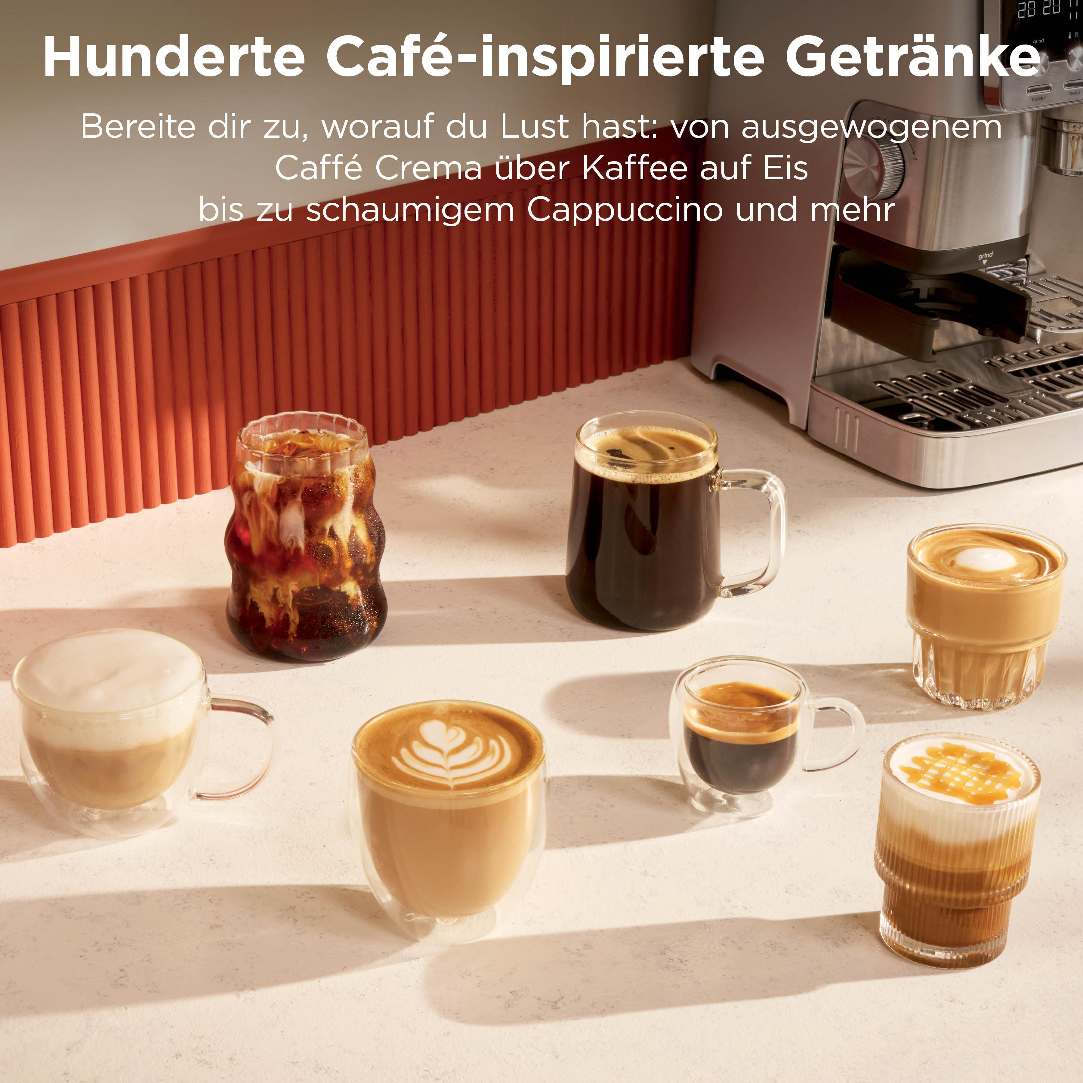 Sechs verschiedene Kaffeegetränke in Gläsern auf einem Tisch.