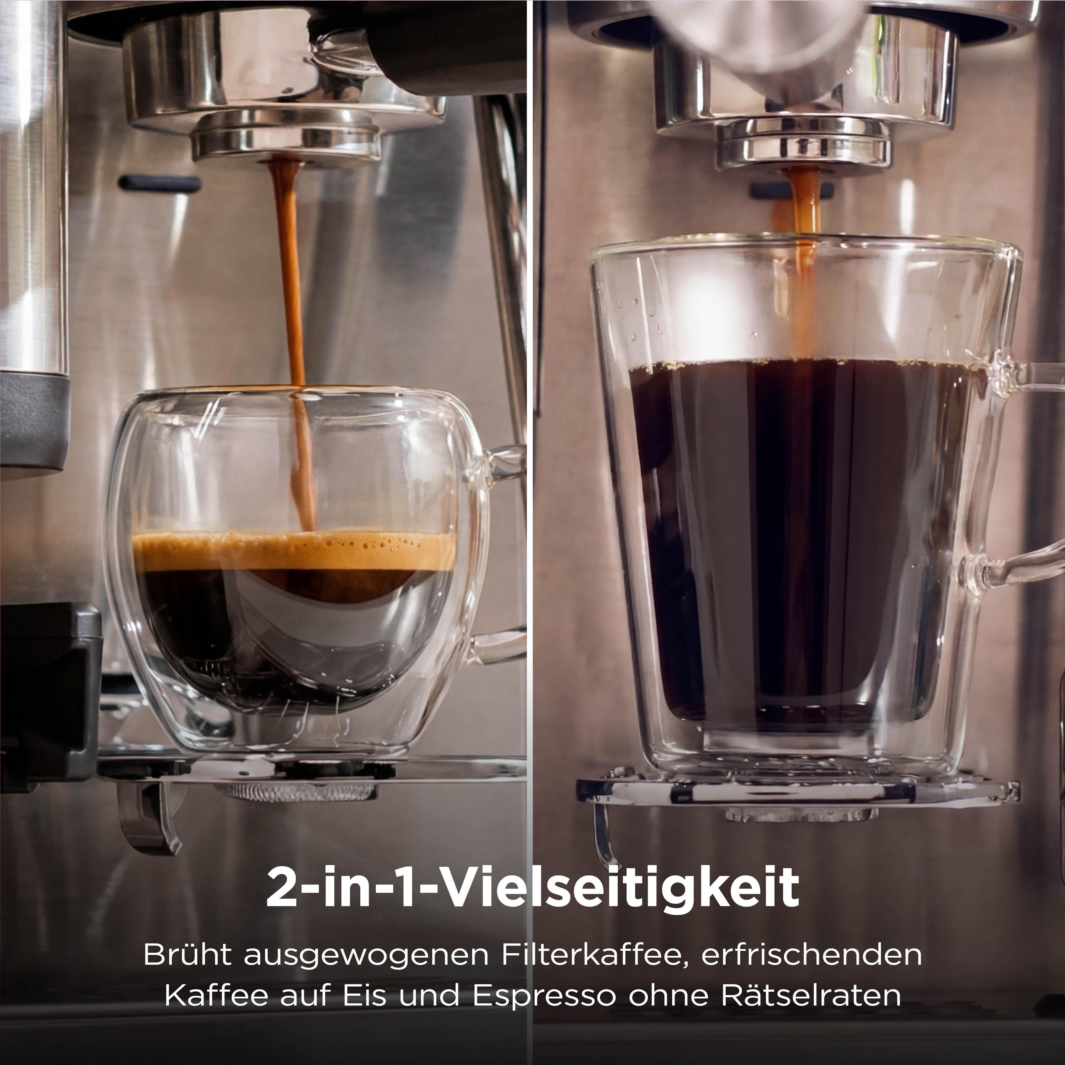 Kaffee fließt in eine Tasse aus einer Espressomaschine.