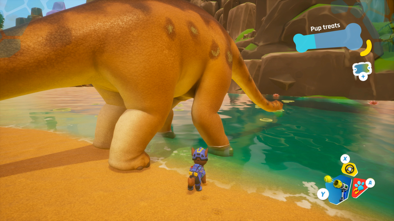 Pies w mundurze stoi nad wodą obok gigantycznego dinozaura.